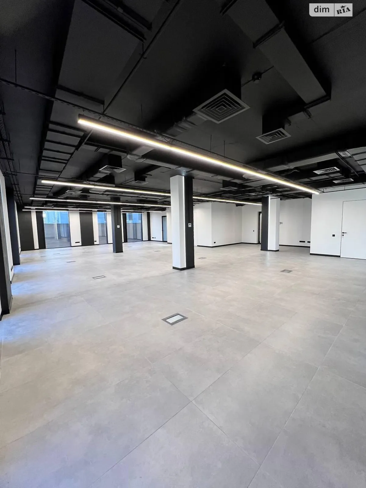 Сдается в аренду офис 300 кв. м в бизнес-центре, цена: 7100 $ - фото 1
