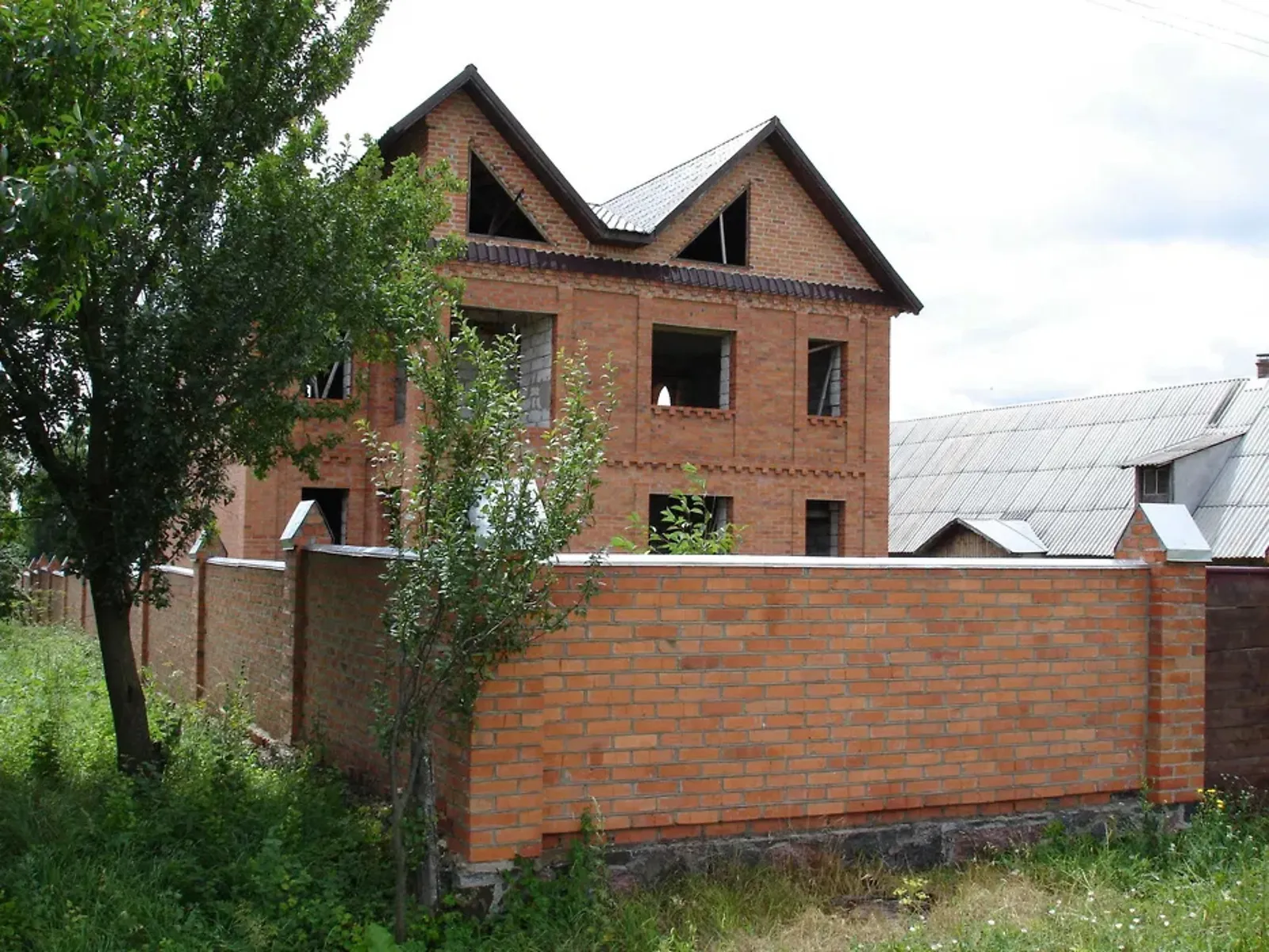 Продается дом на 2 этажа 250 кв. м с бассейном, цена: 20000 $ - фото 1