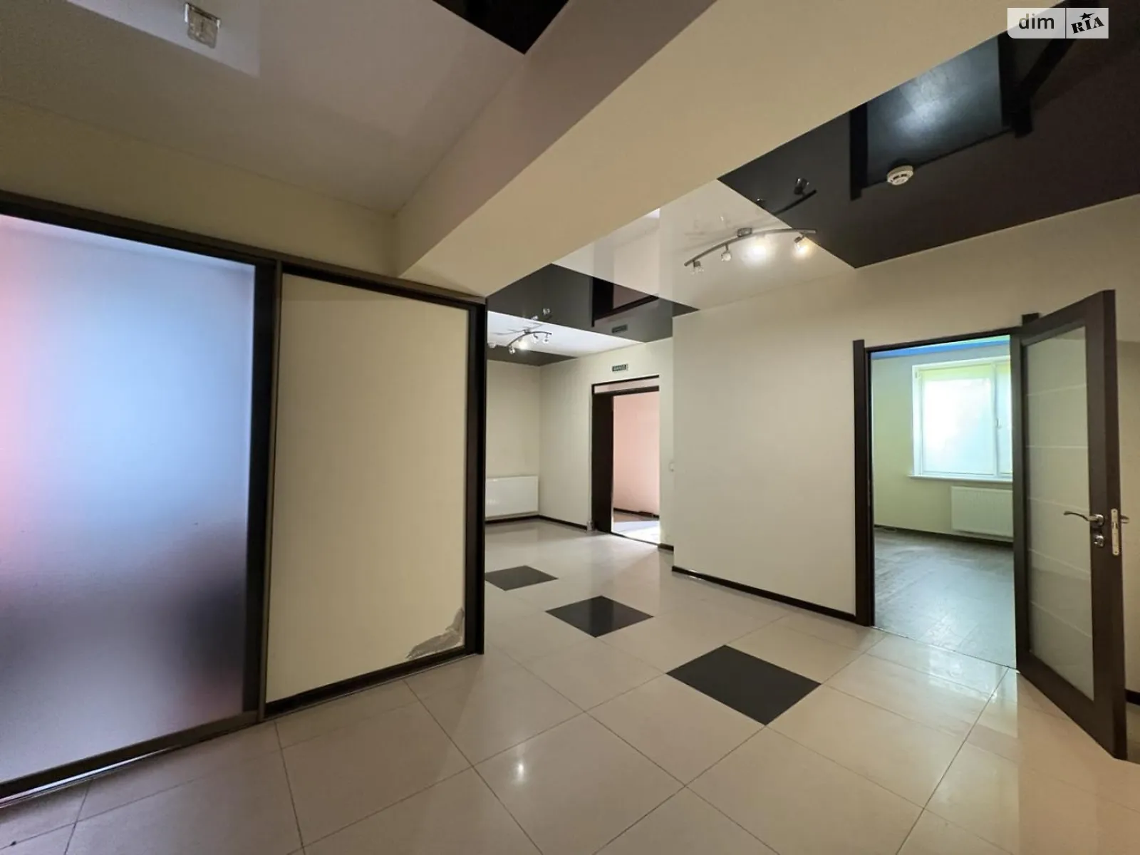 Сдается в аренду офис 115 кв. м в бизнес-центре, цена: 850 $ - фото 1