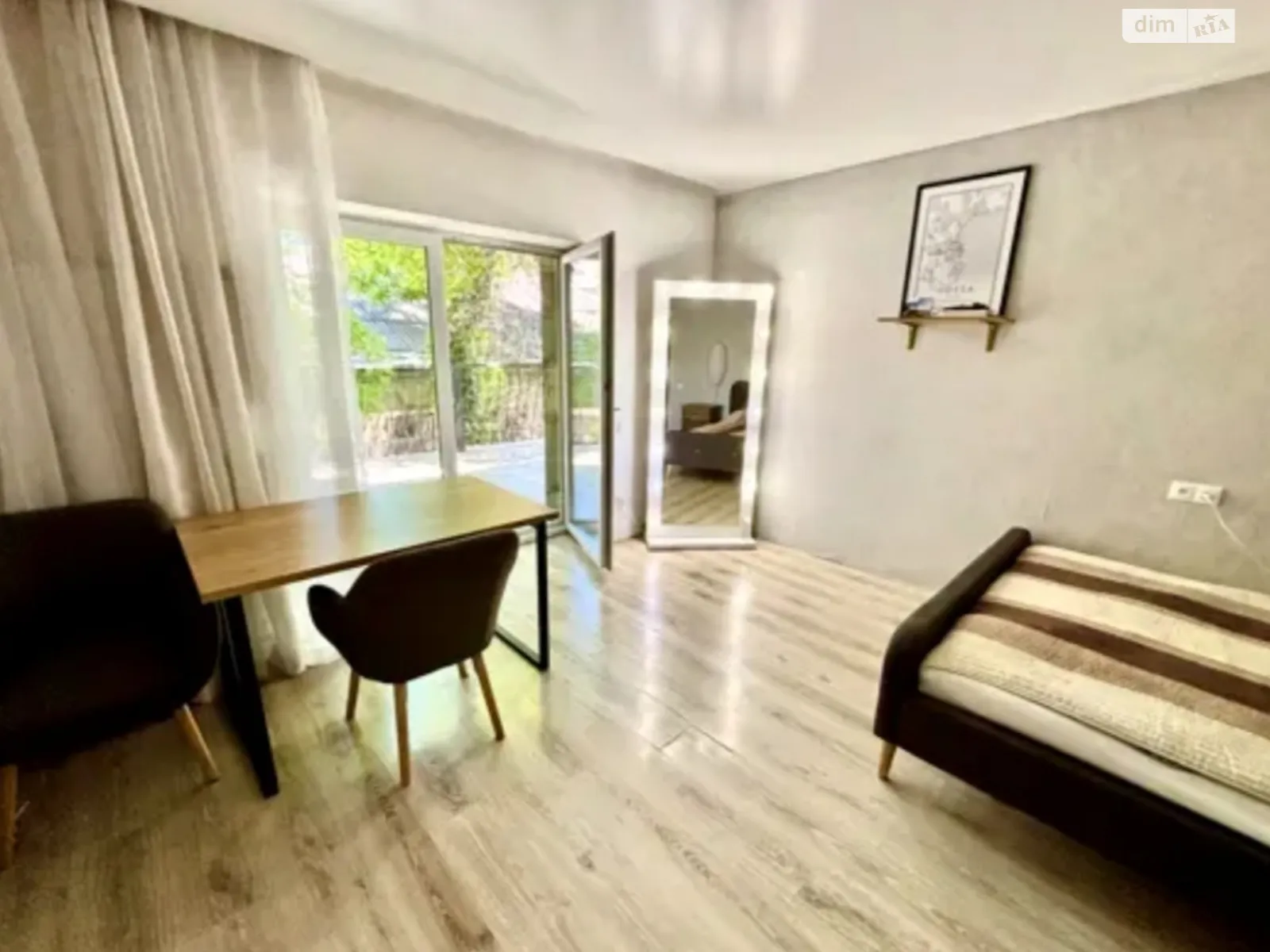 Продается 1-комнатная квартира 52 кв. м в Одессе, ул. Университетская - фото 1