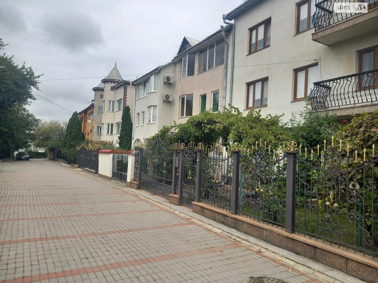 Продается дом на 3 этажа 260 кв. м с террасой, цена: 189000 $ - фото 1