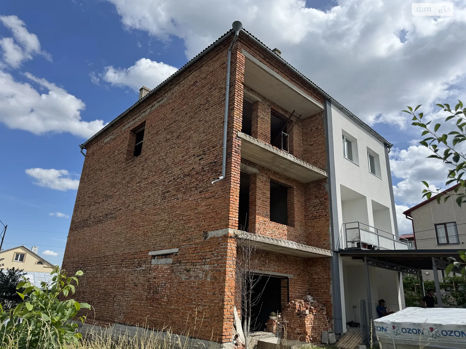 Продается дом на 3 этажа 185 кв. м с бассейном, цена: 40000 $ - фото 1