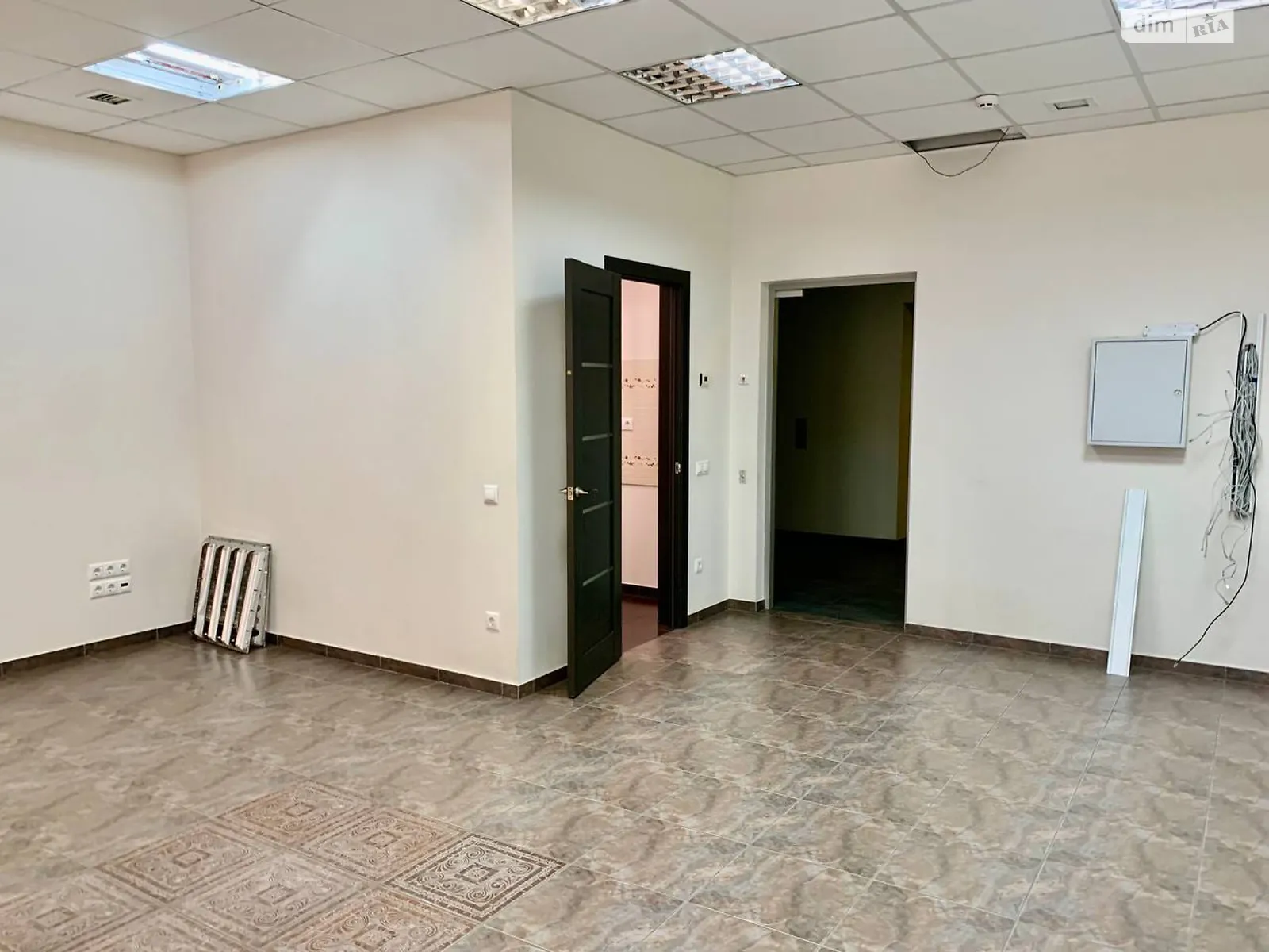 Сдается в аренду офис 79 кв. м в бизнес-центре, цена: 500 $ - фото 1