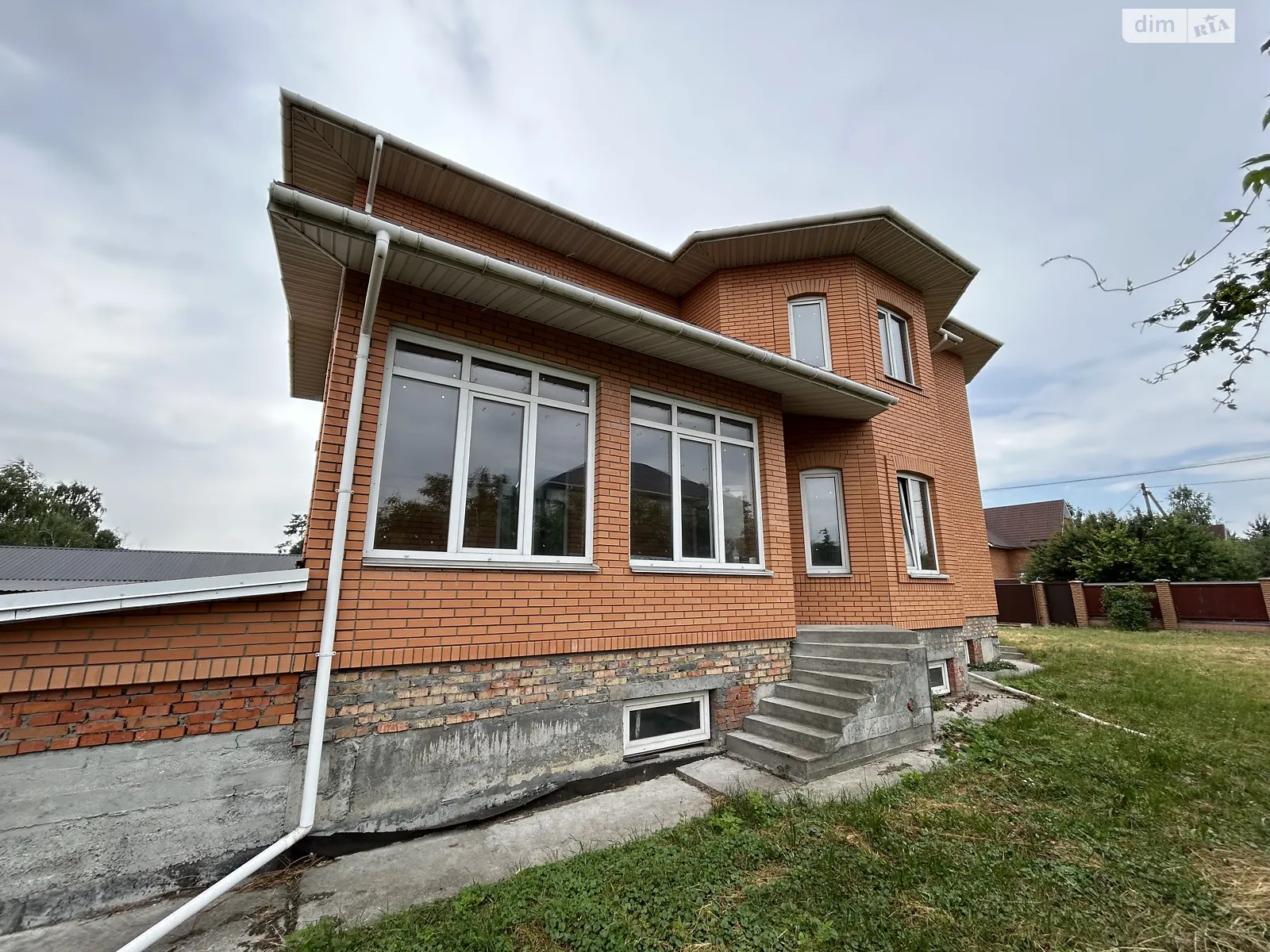 Продается дом на 3 этажа 408.3 кв. м с беседкой, цена: 99000 $ - фото 1