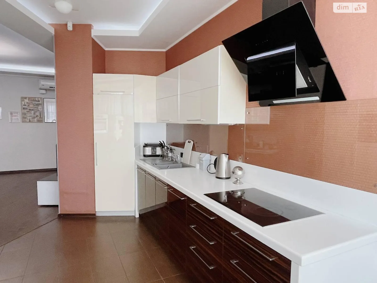 Продается 1-комнатная квартира 77 кв. м в Одессе, ул. Литературная - фото 1