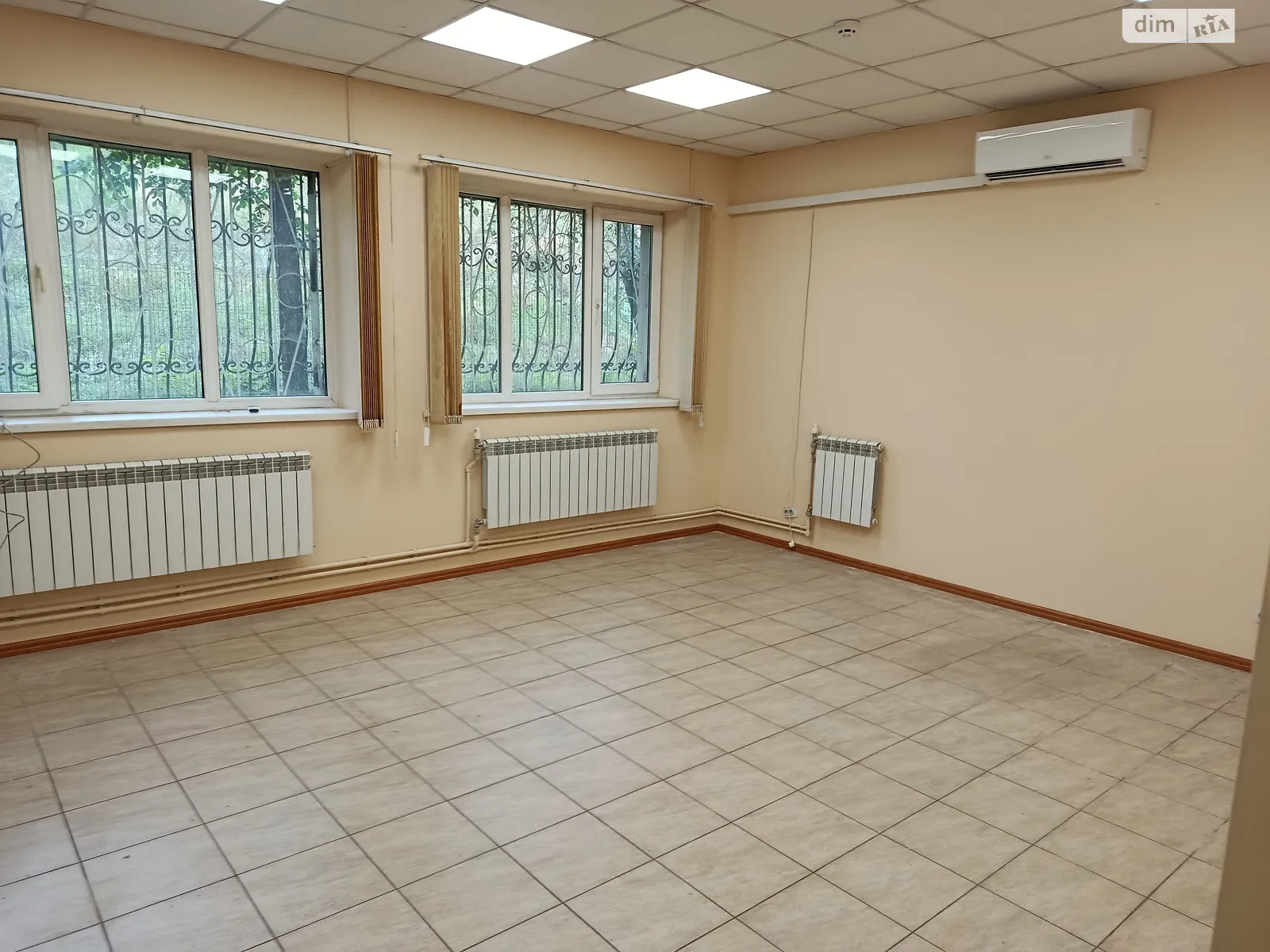 Сдается в аренду офис 26.2 кв. м в бизнес-центре, цена: 5764 грн - фото 1