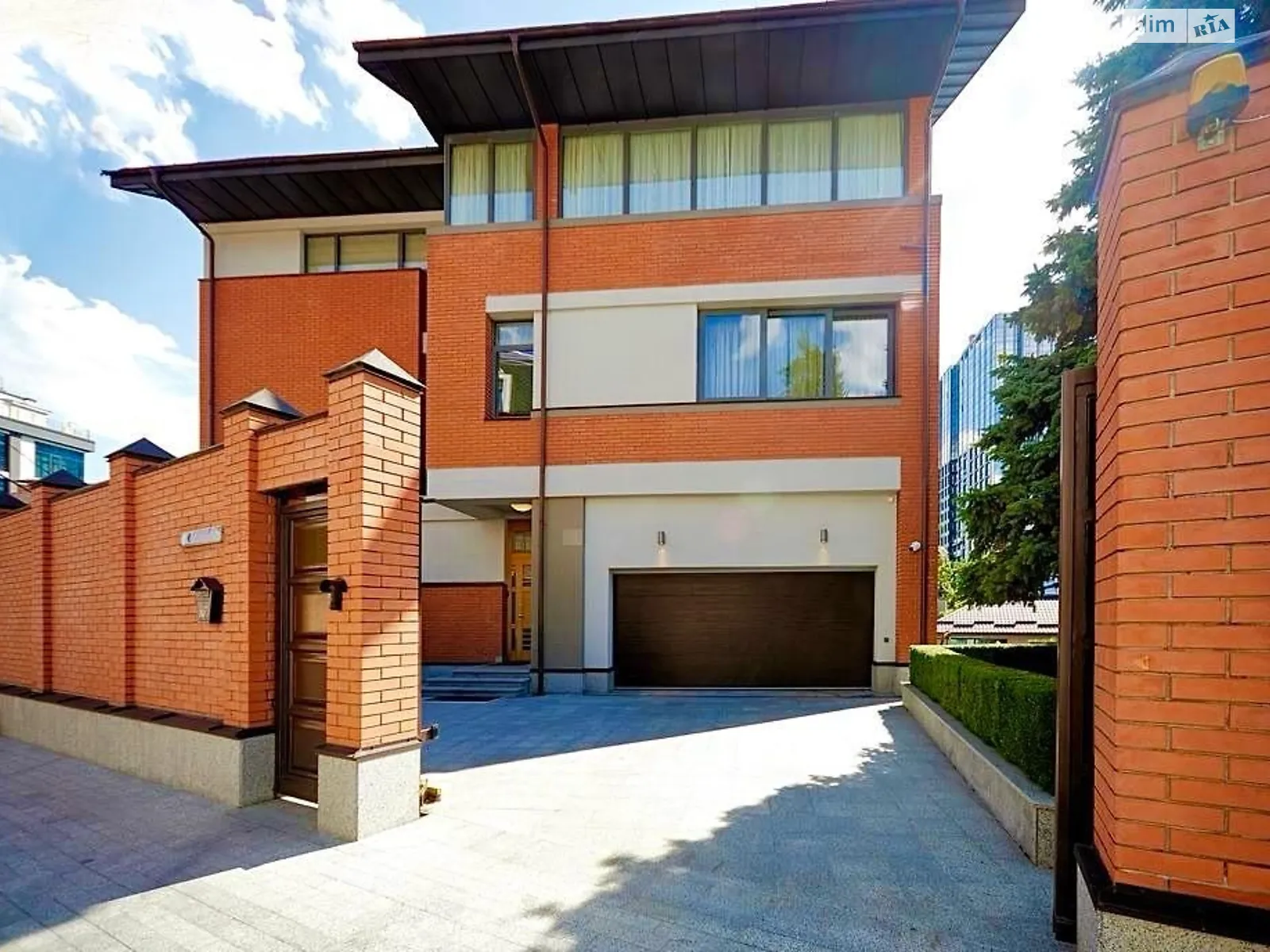 Продается дом на 3 этажа 575 кв. м с гаражом, цена: 3700000 $ - фото 1