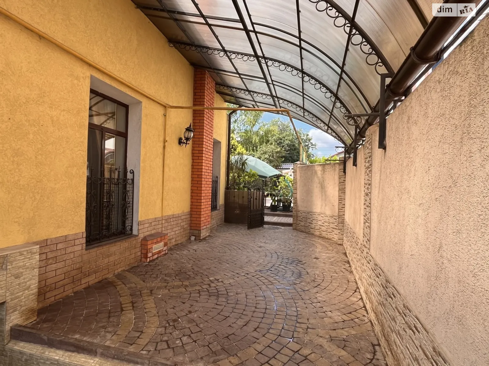 Продается дом на 2 этажа 227 кв. м с участком, цена: 450000 € - фото 1
