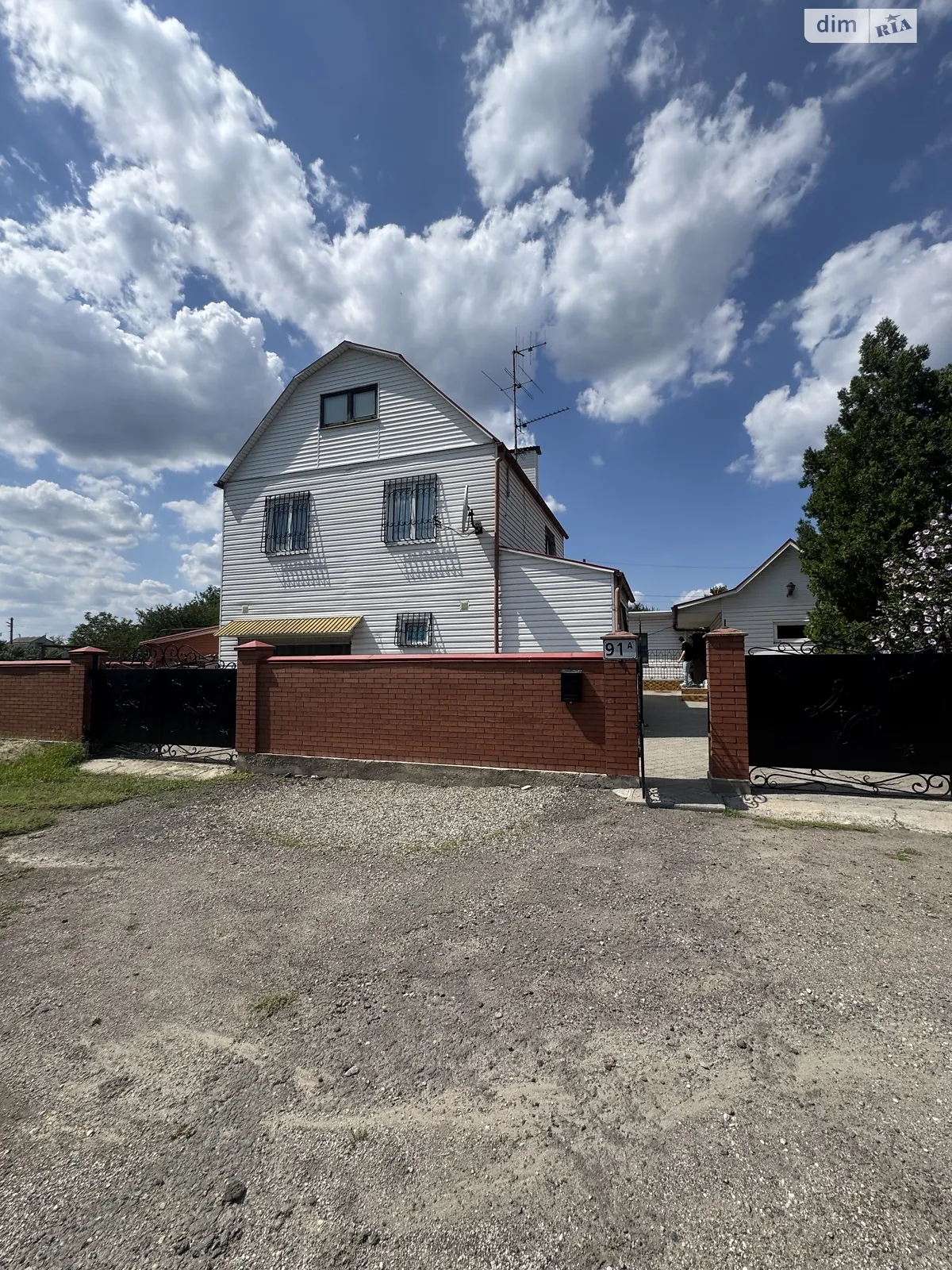 Продается дом на 3 этажа 120 кв. м с беседкой, цена: 88000 $ - фото 1