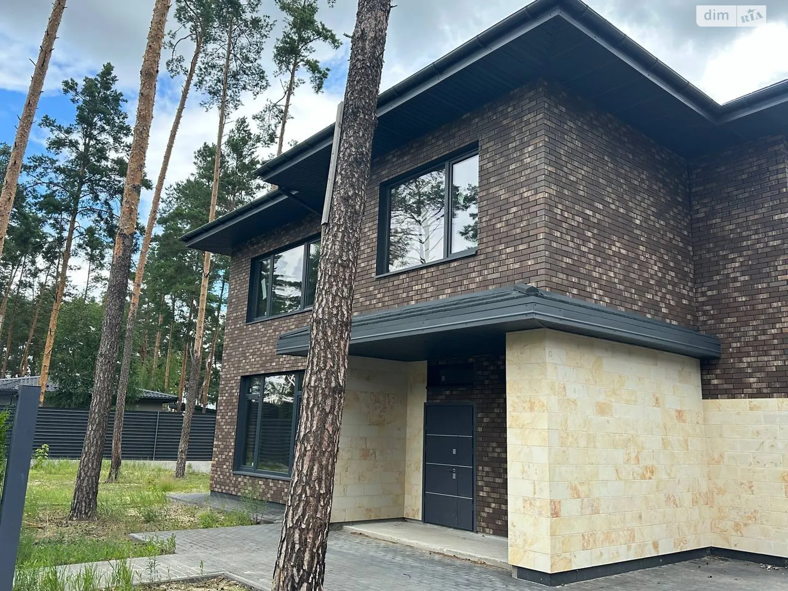 Продается дом на 2 этажа 217 кв. м с камином, цена: 345000 $ - фото 1
