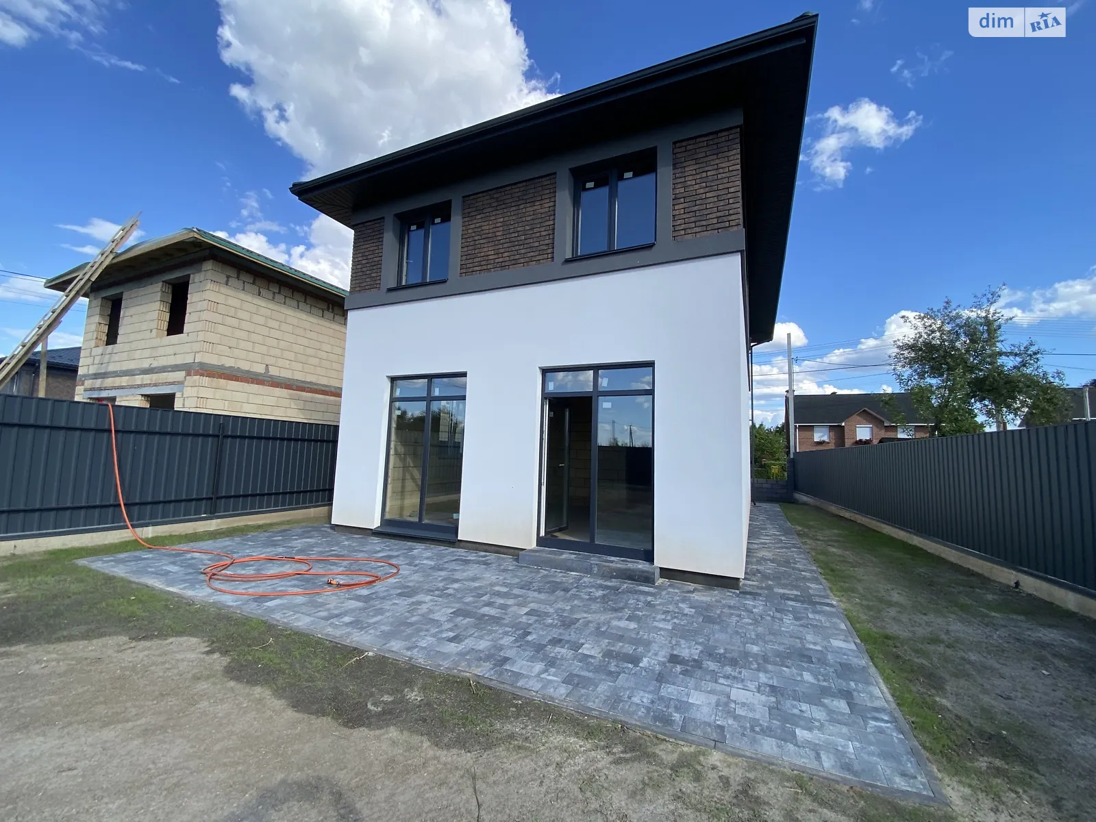 Продается дом на 2 этажа 120 кв. м с участком, цена: 92000 $ - фото 1