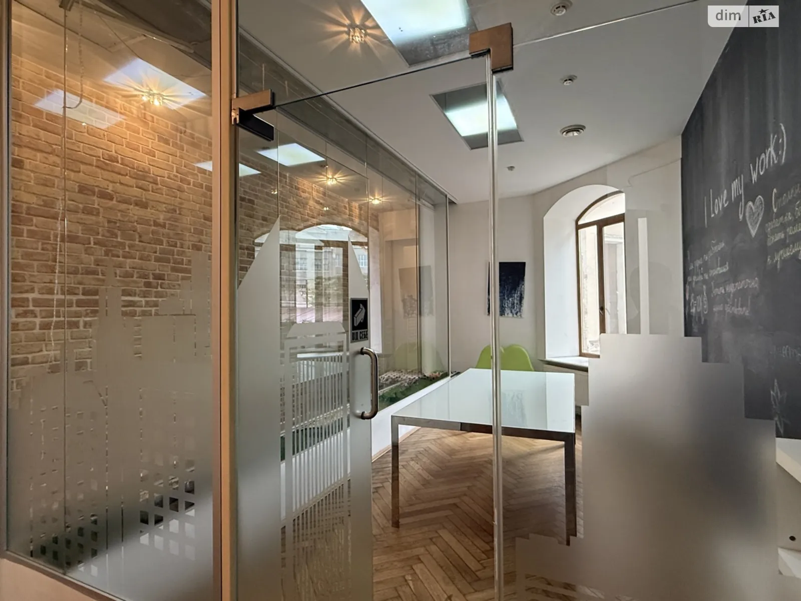 Продается офис 232 кв. м в бизнес-центре, цена: 250000 $ - фото 1