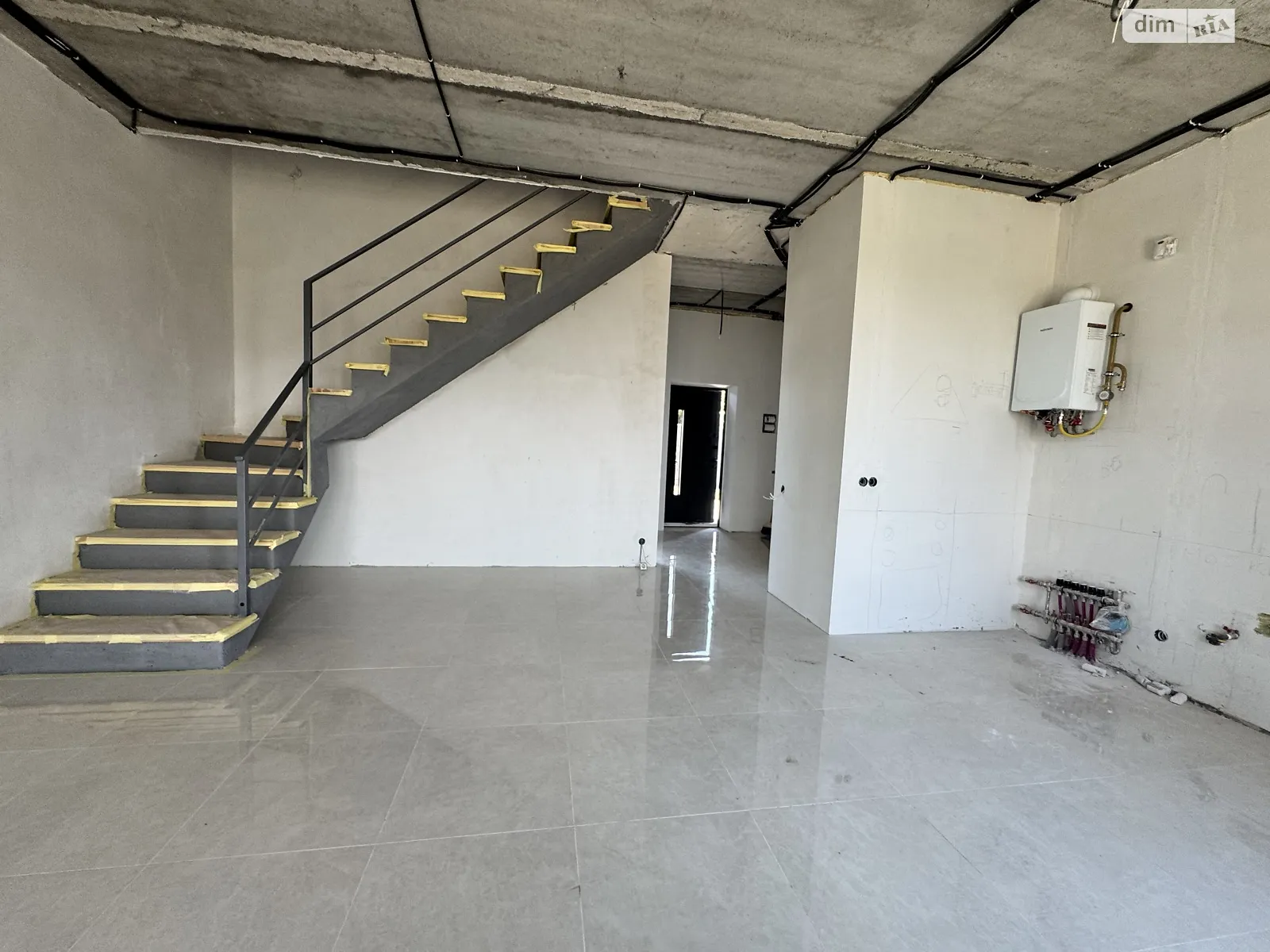 Продается дом на 2 этажа 90 кв. м с камином, цена: 99500 $ - фото 1