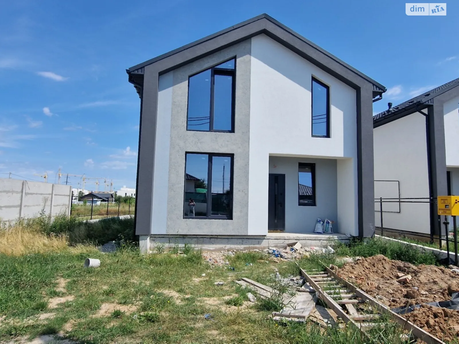 Продается дом на 2 этажа 125 кв. м с садом, цена: 112000 $ - фото 1