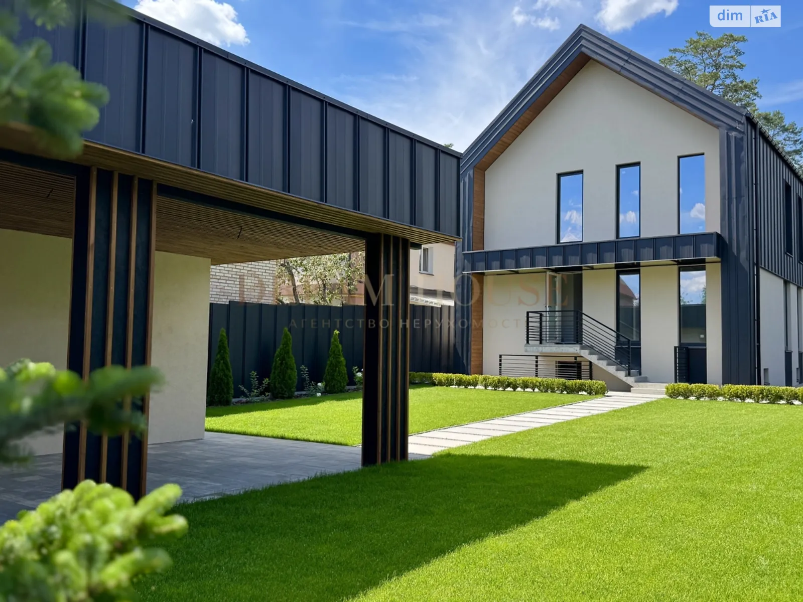 Продается дом на 2 этажа 227 кв. м с камином, цена: 205000 $ - фото 1