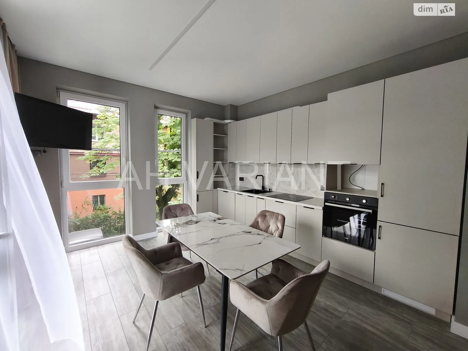 Продается 1-комнатная квартира 56 кв. м в Ужгороде, ул. Собранецкая - фото 1