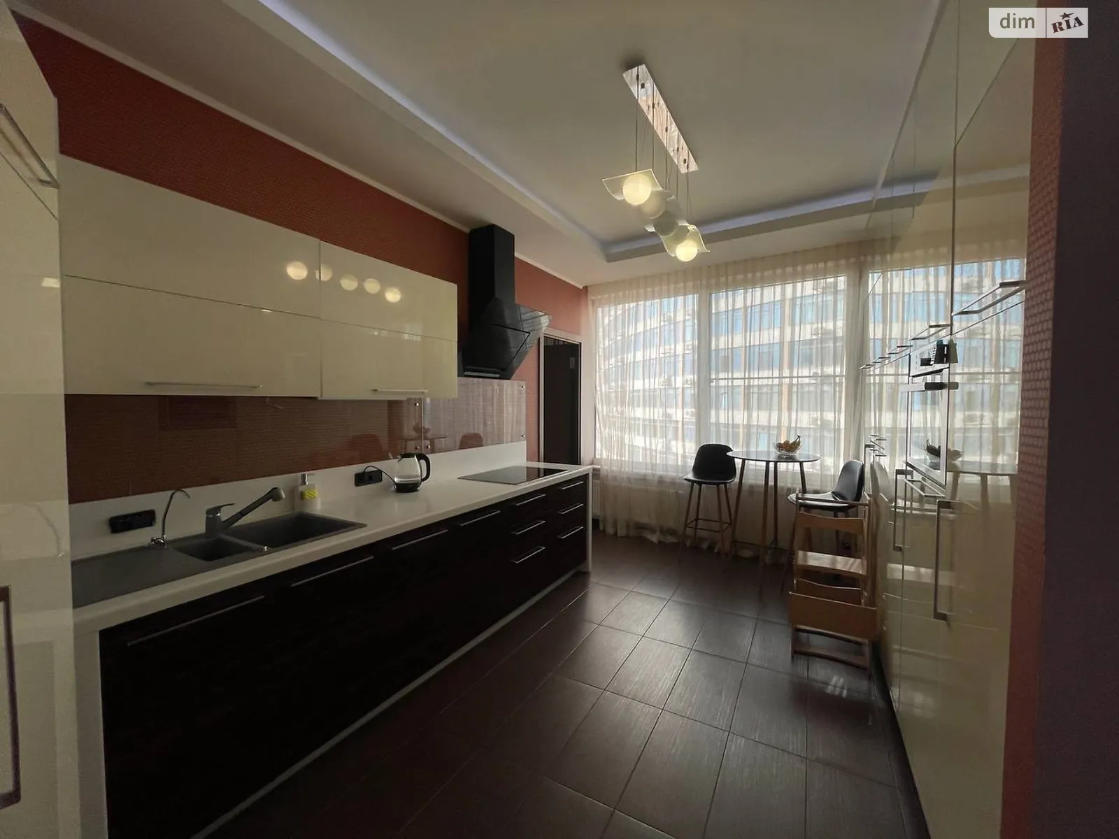 Продается 1-комнатная квартира 77 кв. м в Одессе, ул. Литературная, 1А - фото 1