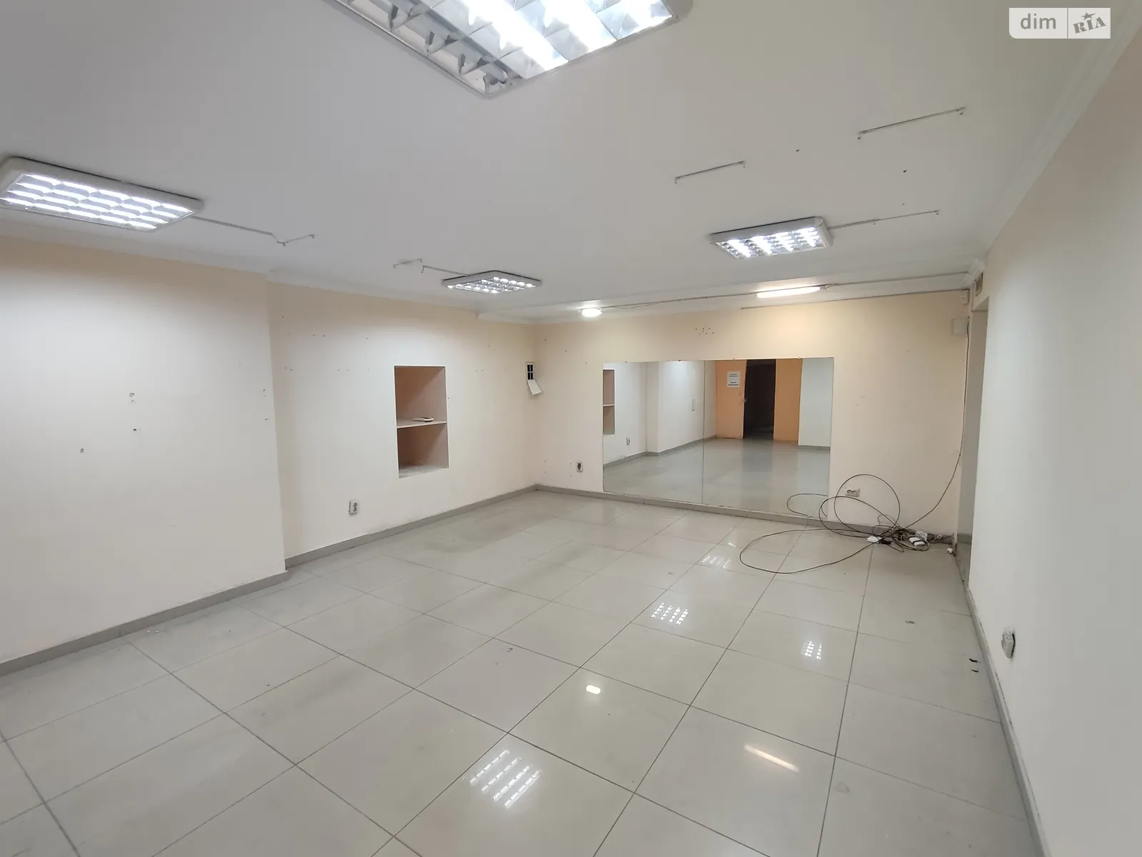 Здається в оренду приміщення вільного призначення 100 кв. м в 5-поверховій будівлі, цена: 30000 грн - фото 1