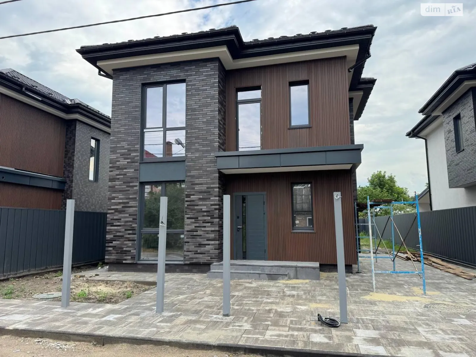Продается дом на 2 этажа 215 кв. м с беседкой, цена: 210000 $ - фото 1