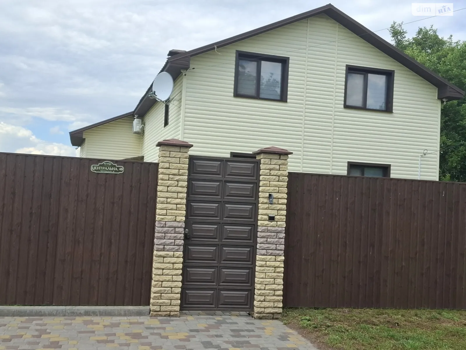 Продается дом на 2 этажа 280 кв. м с бассейном, цена: 270000 $ - фото 1