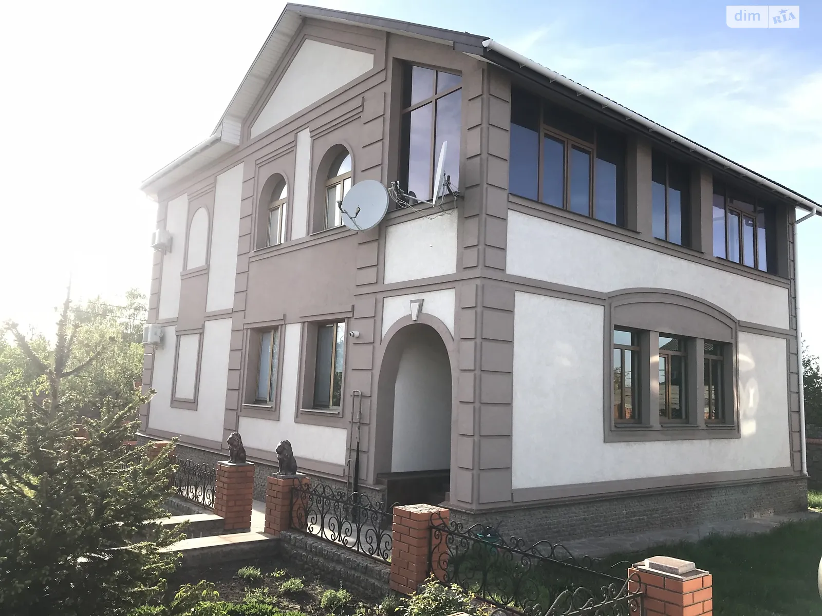 Продается дом на 2 этажа 320 кв. м с балконом, цена: 270000 $ - фото 1