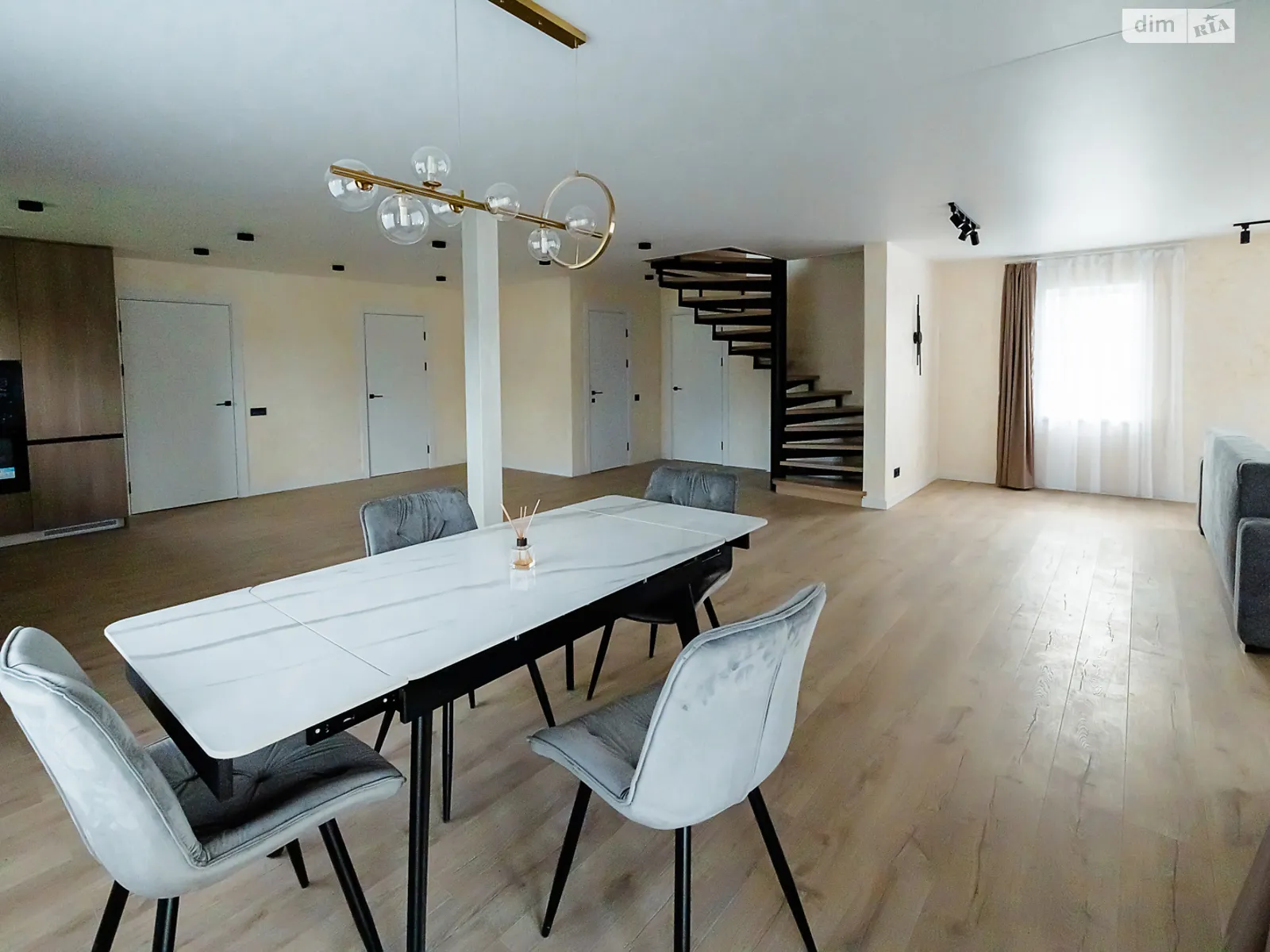 Продается дом на 3 этажа 247.7 кв. м с баней/сауной, цена: 149000 $ - фото 1