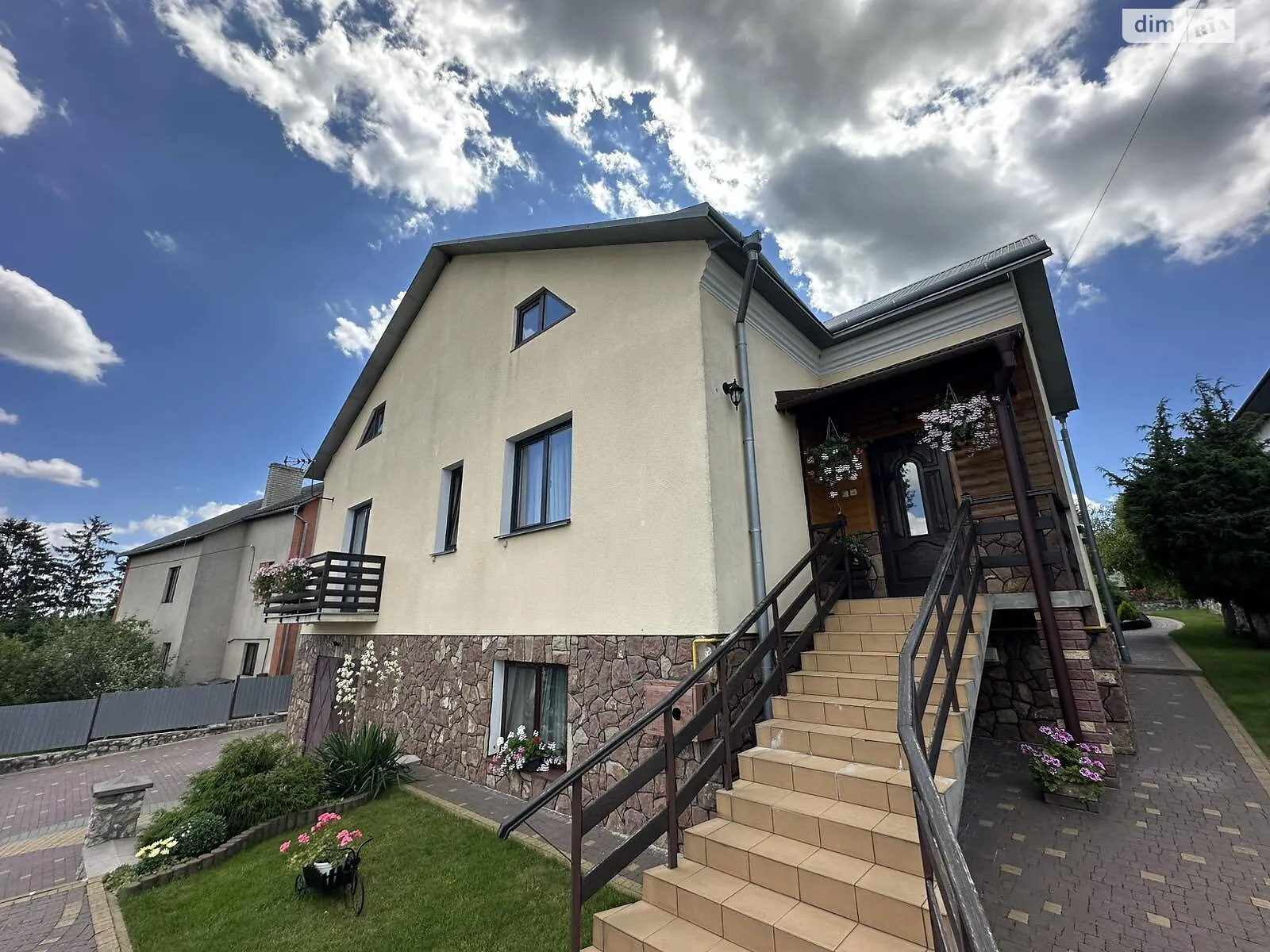 Продается дом на 2 этажа 255 кв. м с гаражом, цена: 195000 $ - фото 1