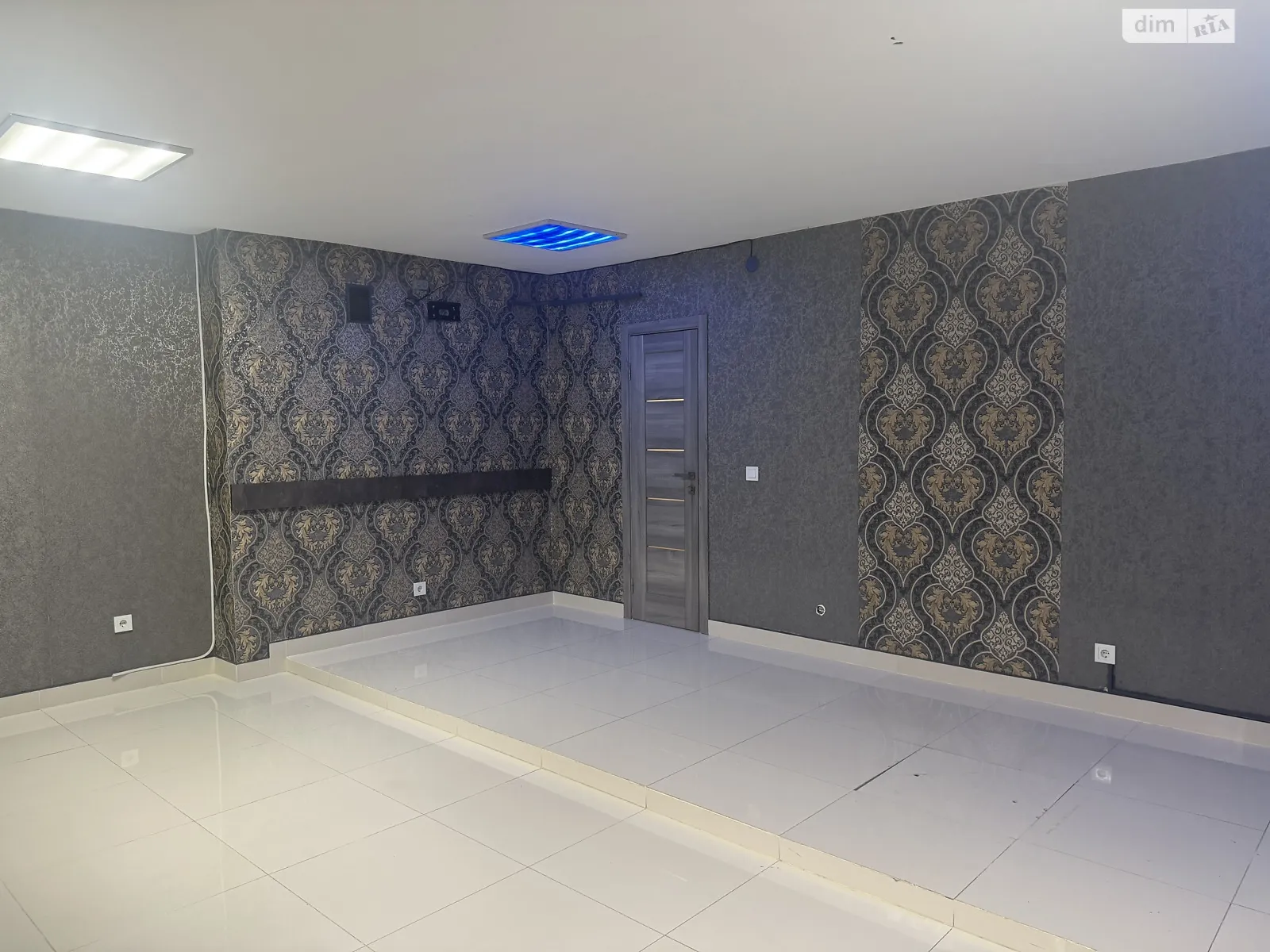 Сдается в аренду офис 34 кв. м в бизнес-центре, цена: 400 $ - фото 1