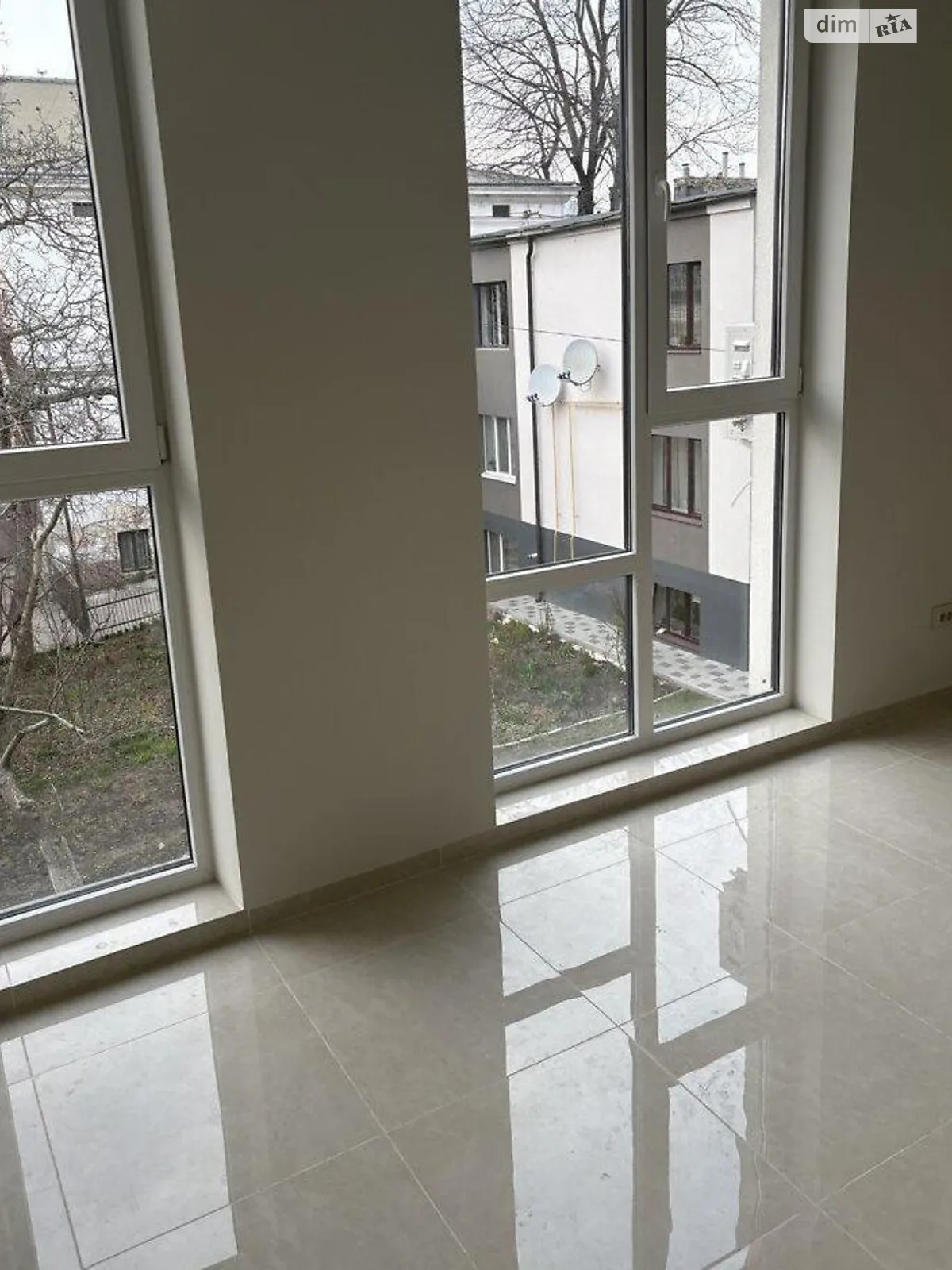 Сдается в аренду офис 52 кв. м в бизнес-центре, цена: 750 $ - фото 1