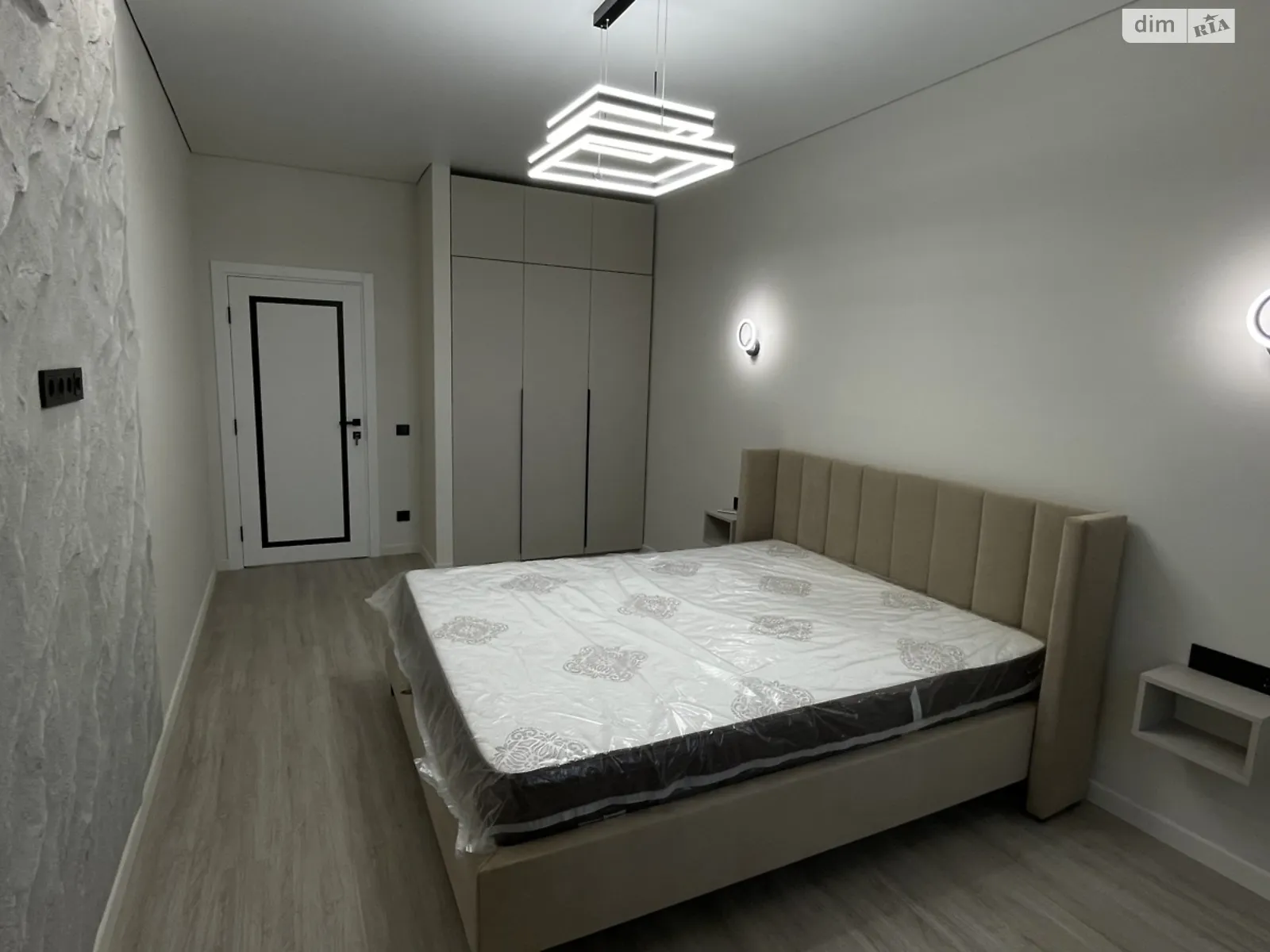 Продается 2-комнатная квартира 64 кв. м в Ужгороде, ул. Русская, 41 - фото 1