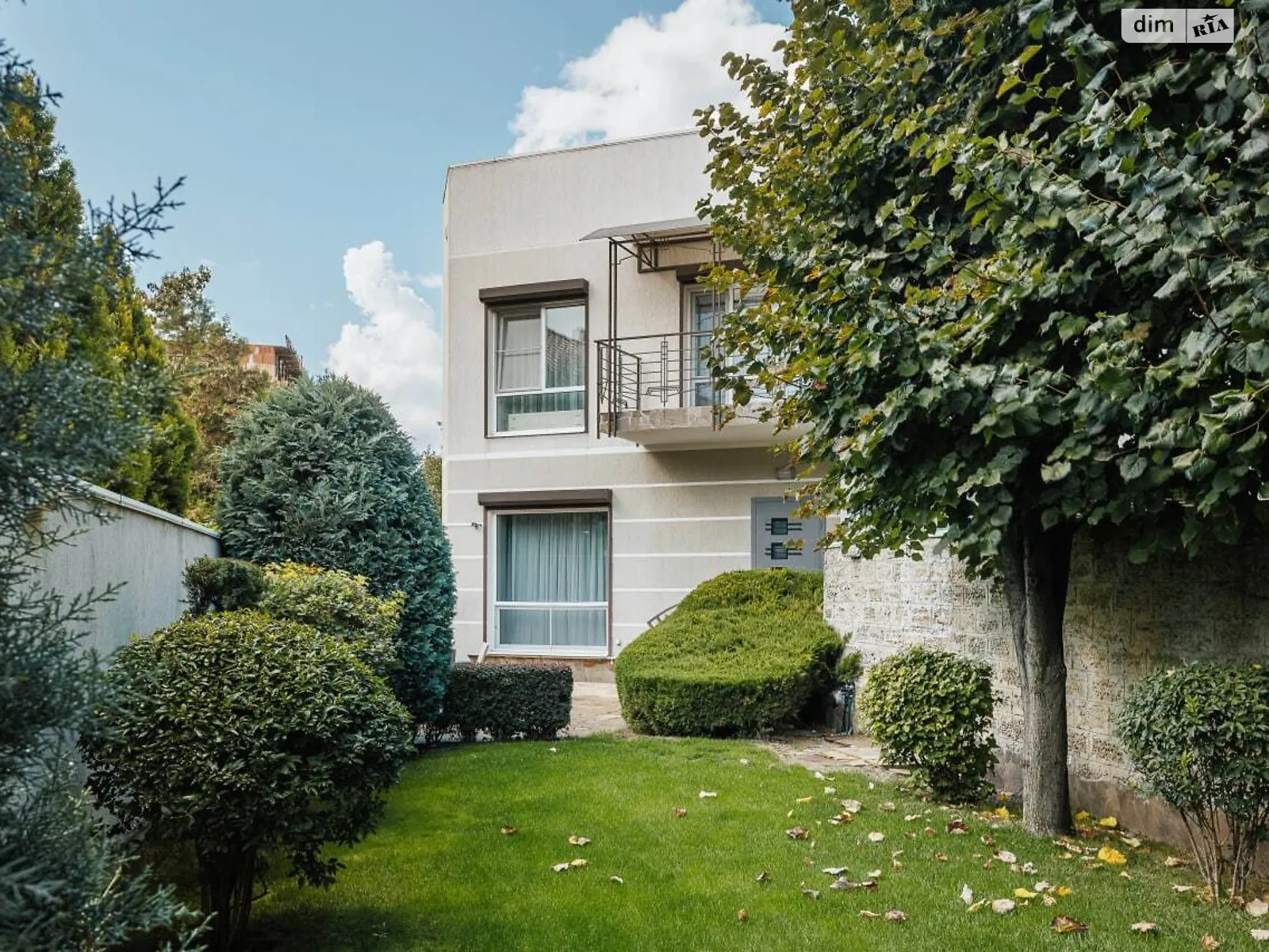 Сдается в аренду дом на 2 этажа 200 кв. м с верандой, цена: 1800 $ - фото 1