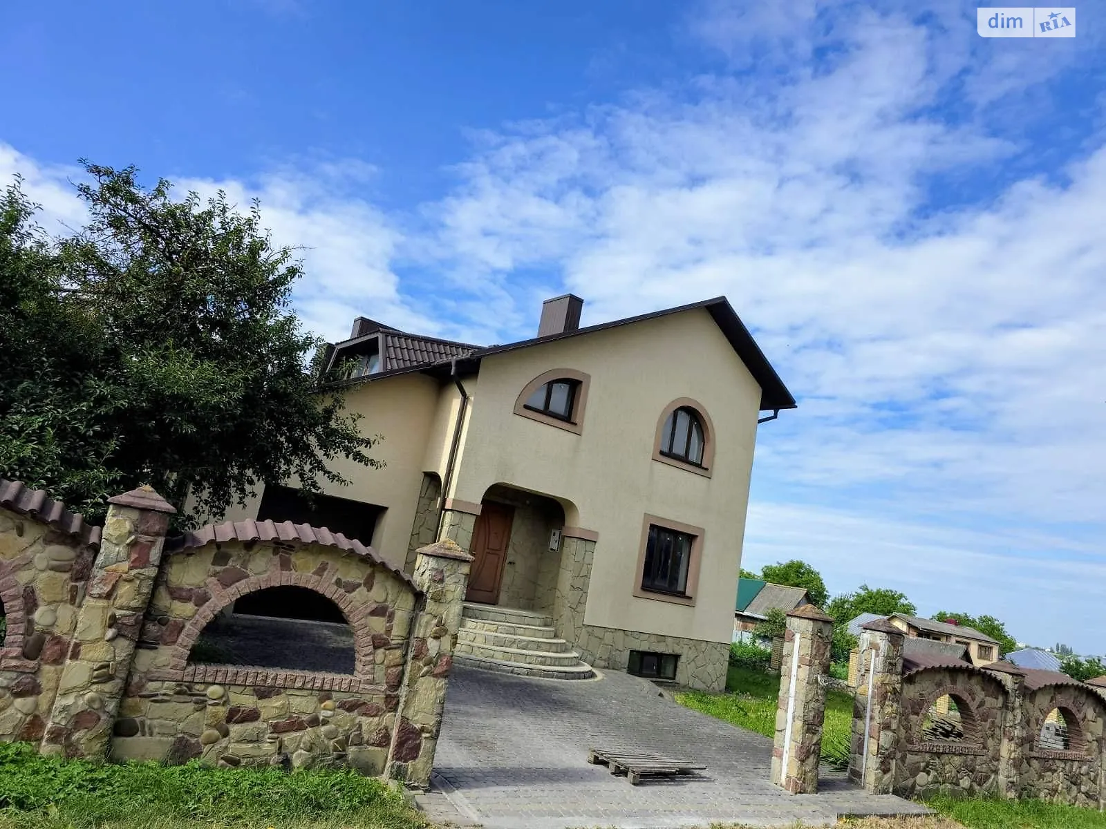 Продается дом на 2 этажа 269 кв. м с беседкой, цена: 144000 $ - фото 1