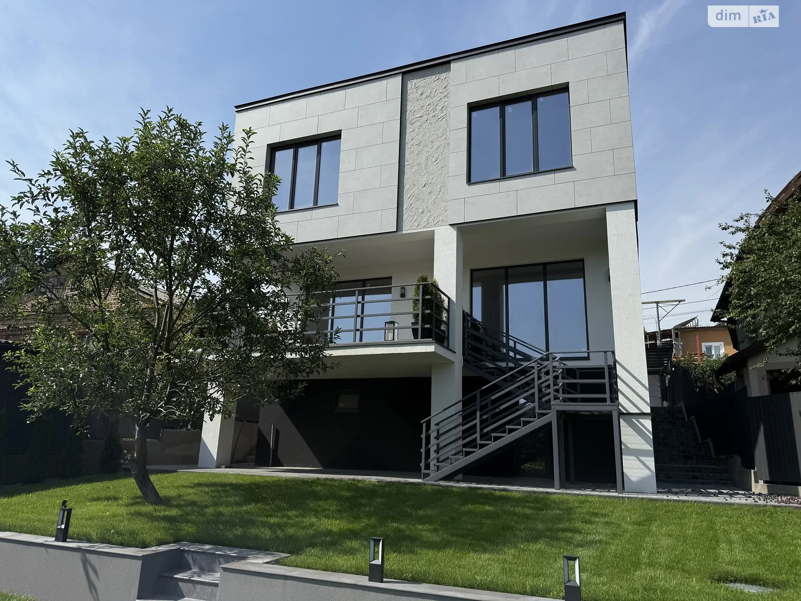 Продается дом на 3 этажа 322.2 кв. м с гаражом, цена: 550000 $ - фото 1