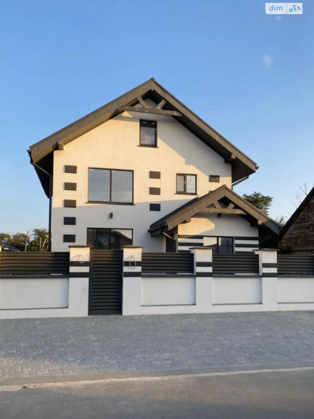 Продается дом на 2 этажа 205 кв. м с баней/сауной, цена: 100000 $ - фото 1