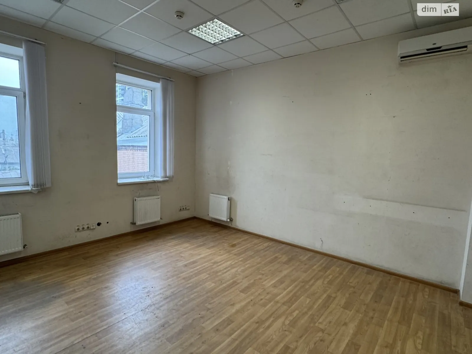 Сдается в аренду офис 27.53 кв. м в бизнес-центре, цена: 8810 грн - фото 1