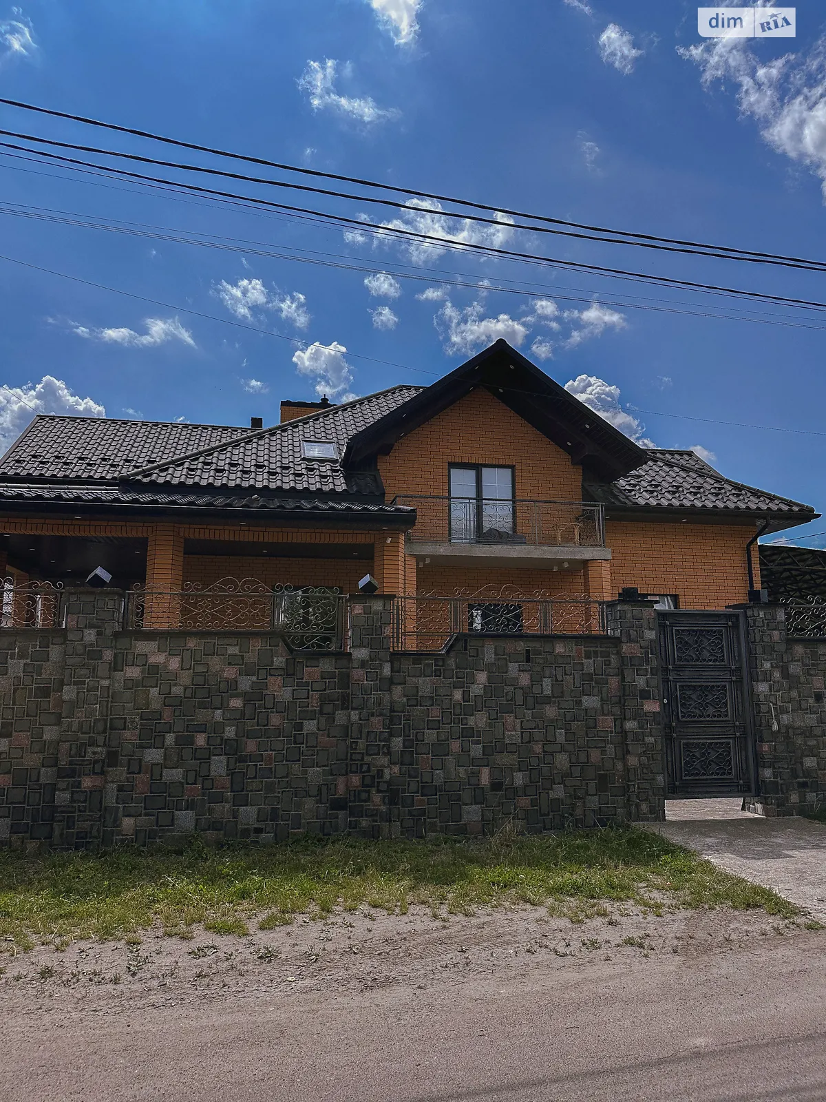 Продается дом на 3 этажа 320 кв. м с балконом, цена: 250000 $ - фото 1