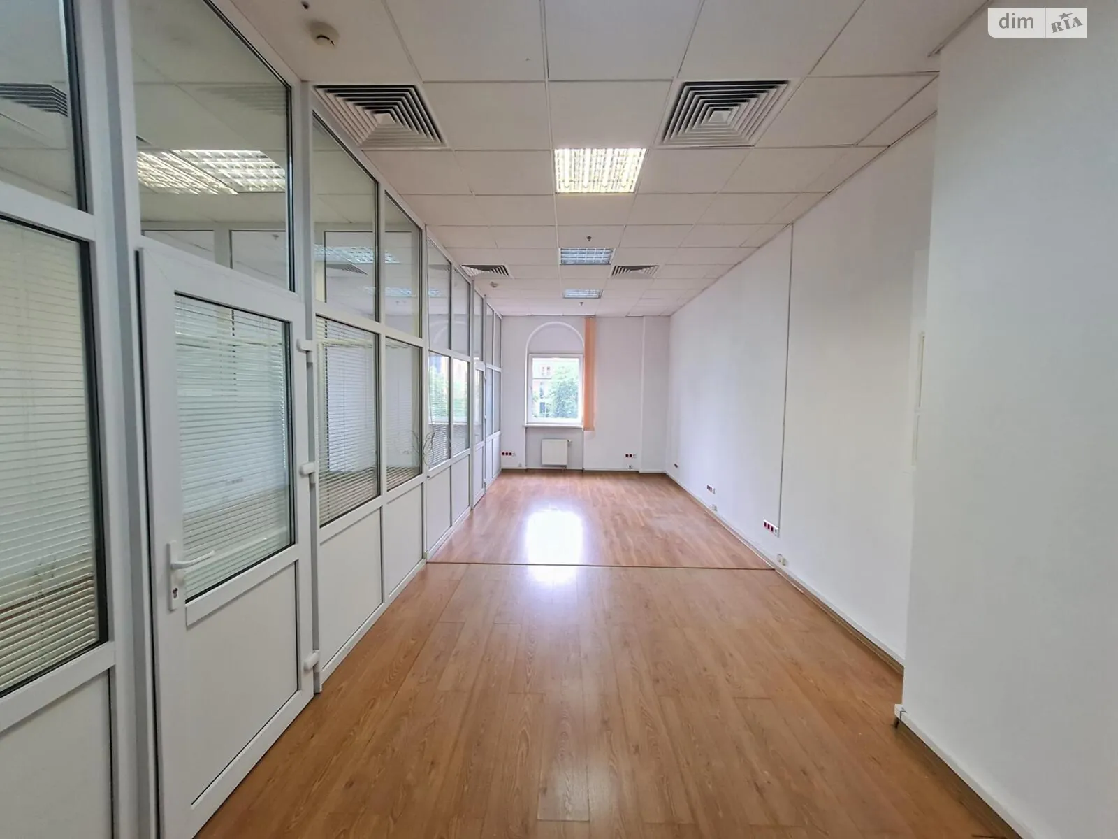 Сдается в аренду офис 66.2 кв. м в бизнес-центре, цена: 29790 грн - фото 1