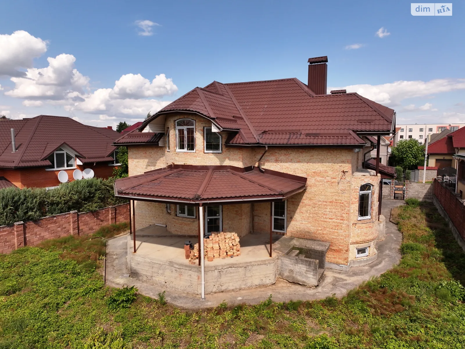 Продается дом на 2 этажа 200 кв. м с садом, цена: 270000 $ - фото 1