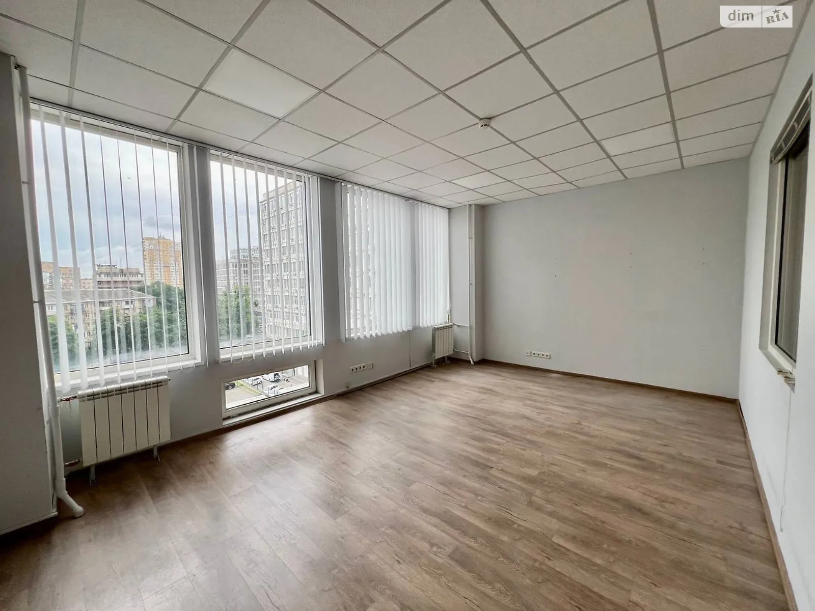 Сдается в аренду офис 50.6 кв. м в бизнес-центре, цена: 17710 грн - фото 1
