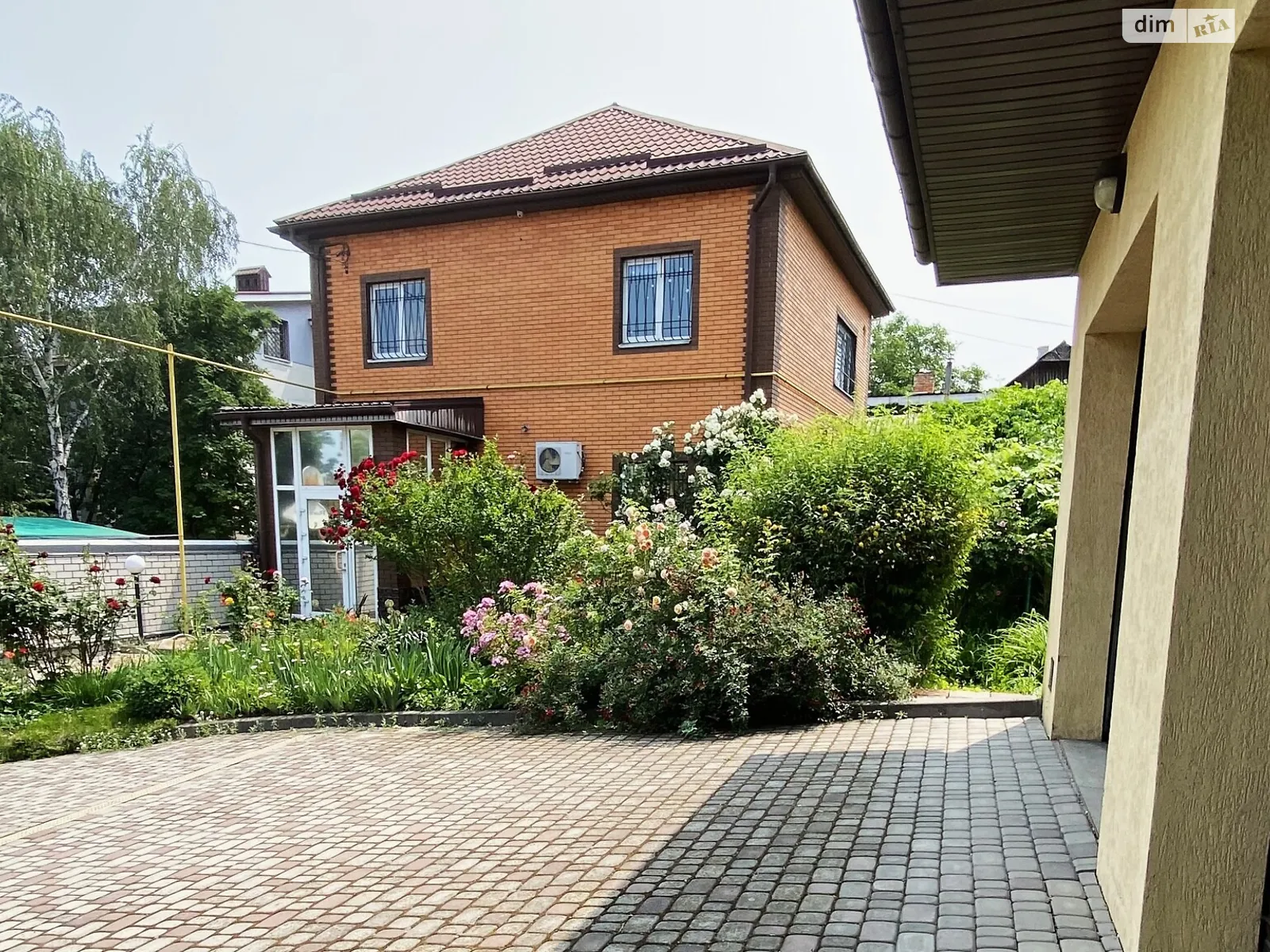 Продается дом на 2 этажа 220 кв. м с садом, цена: 220000 $ - фото 1
