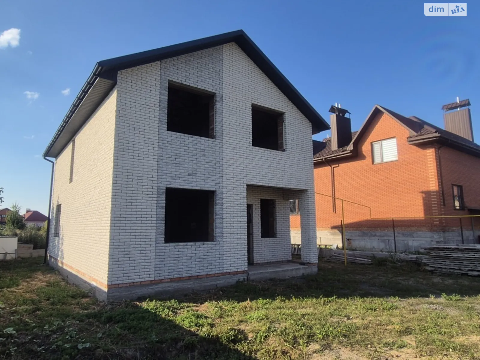 Продается дом на 2 этажа 115 кв. м с садом, цена: 92000 $ - фото 1