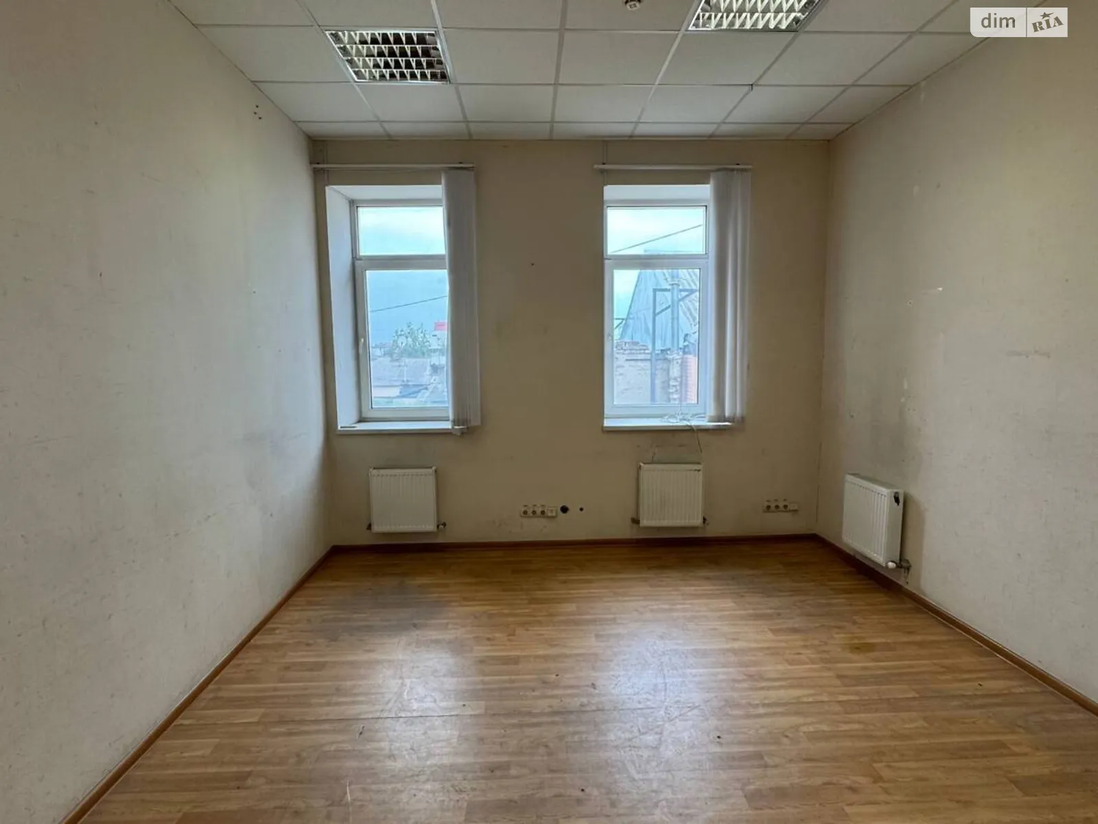 Сдается в аренду офис 27.53 кв. м в бизнес-центре, цена: 8810 грн - фото 1