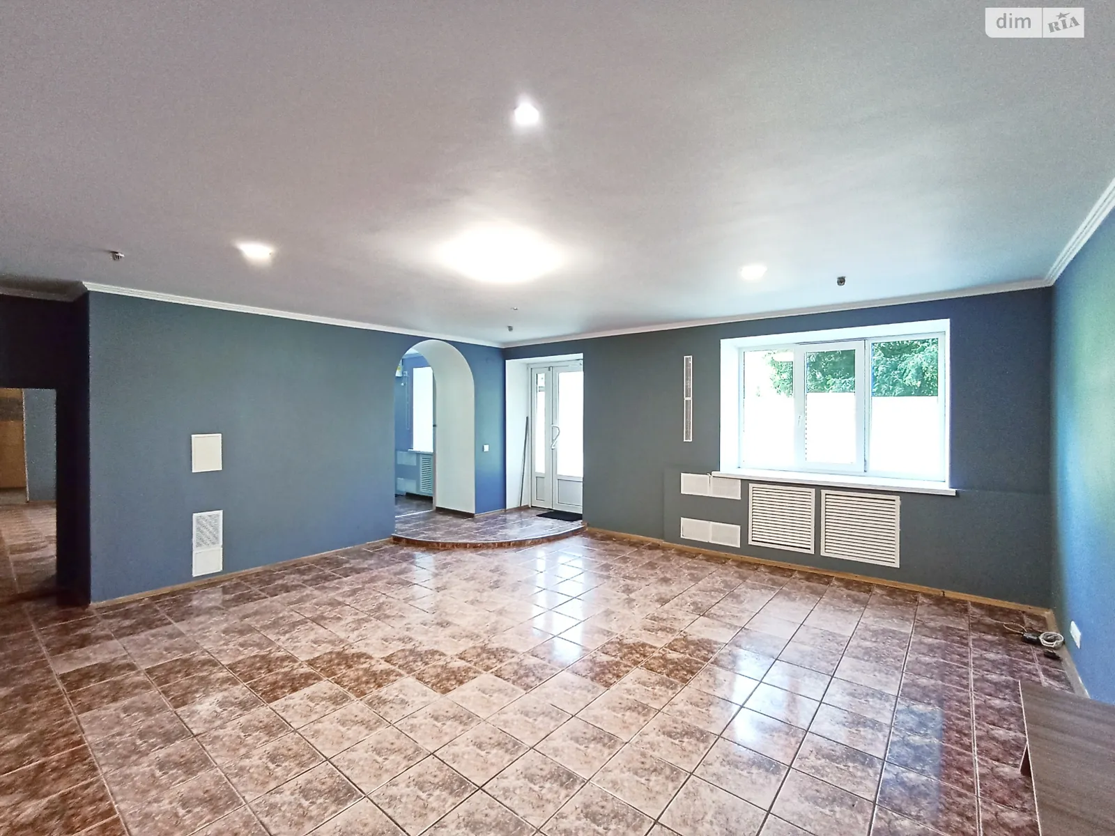 Сдается в аренду офис 117 кв. м в бизнес-центре, цена: 400 € - фото 1