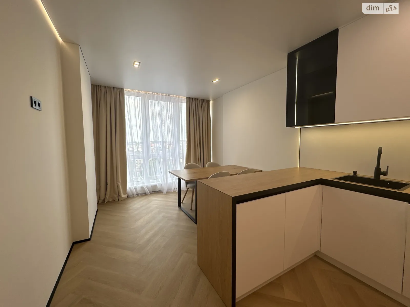 Продается 1-комнатная квартира 49 кв. м в Ивано-Франковске, бул. Южный - фото 1