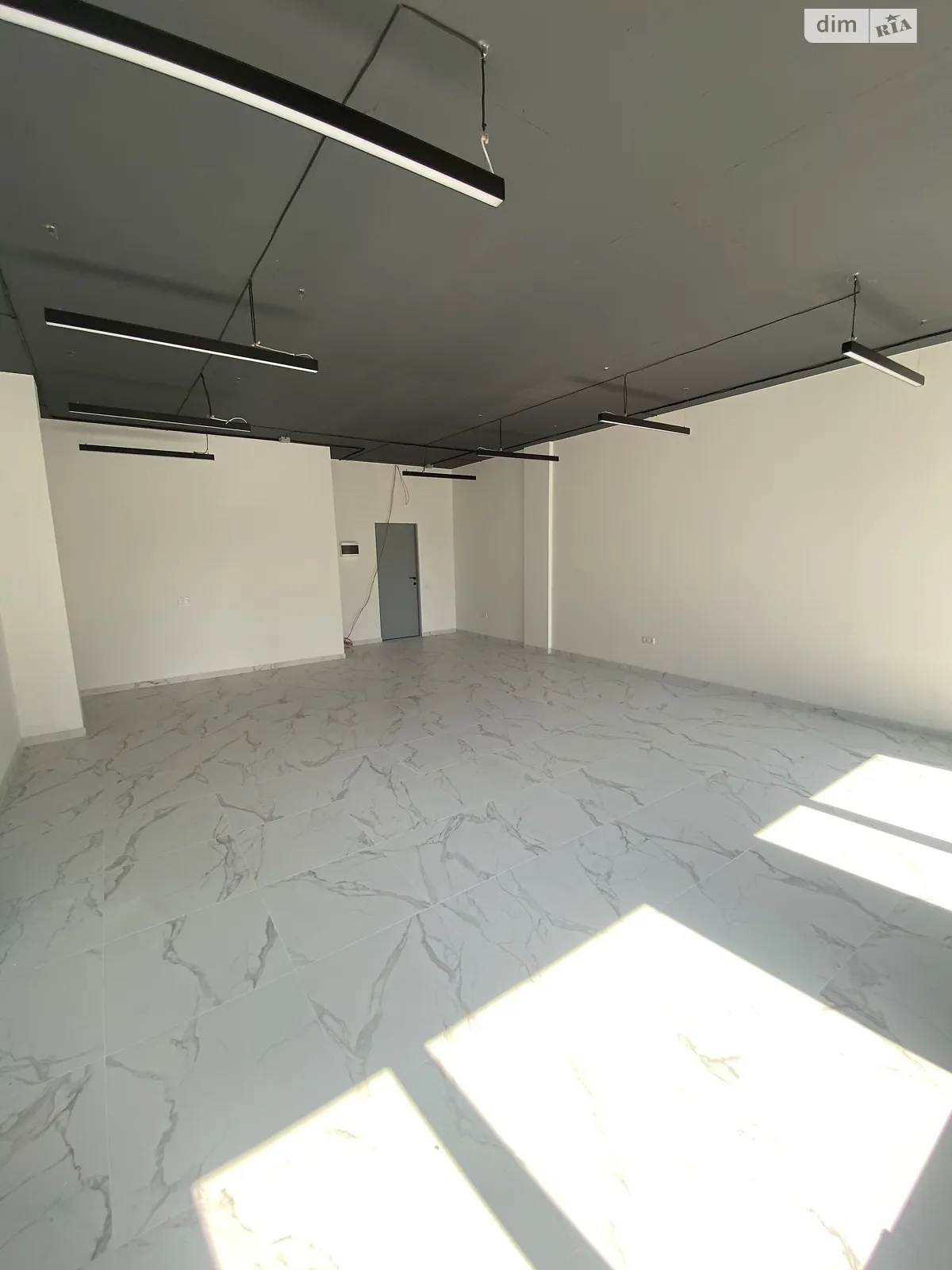 Сдается в аренду офис 48 кв. м в бизнес-центре, цена: 500 $ - фото 1