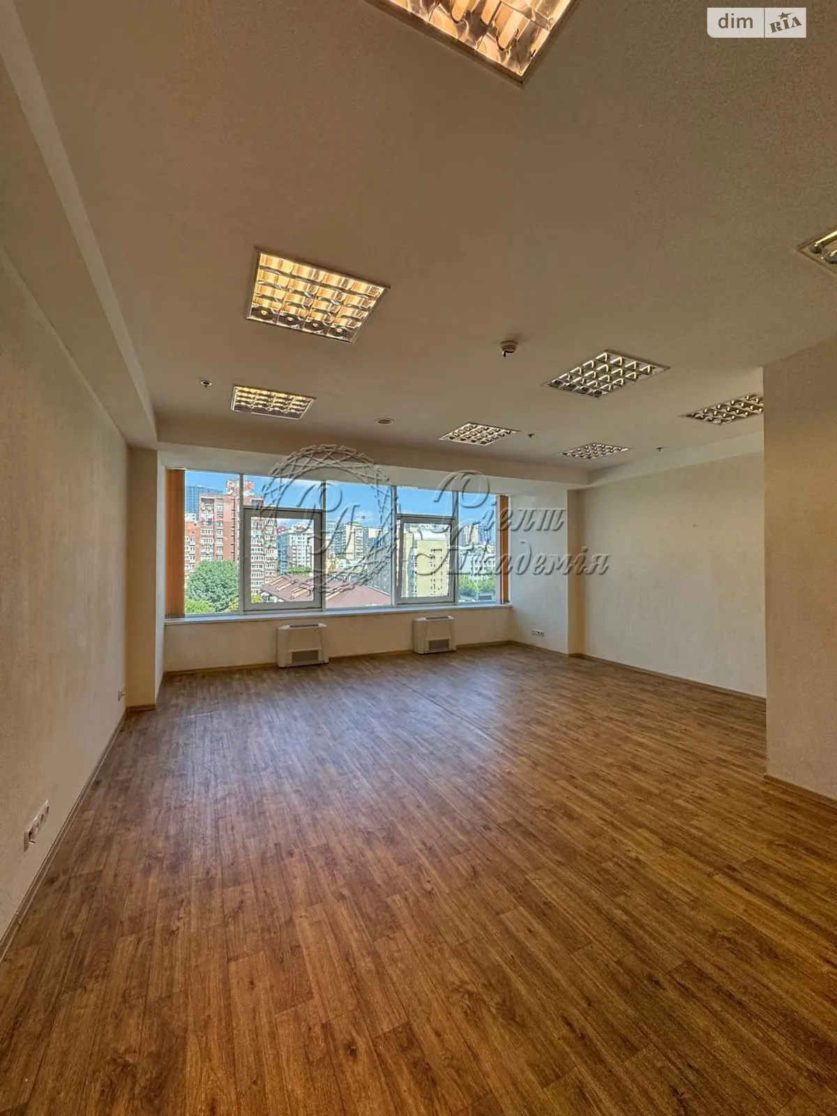 Сдается в аренду офис 165 кв. м в бизнес-центре, цена: 2000 $ - фото 1