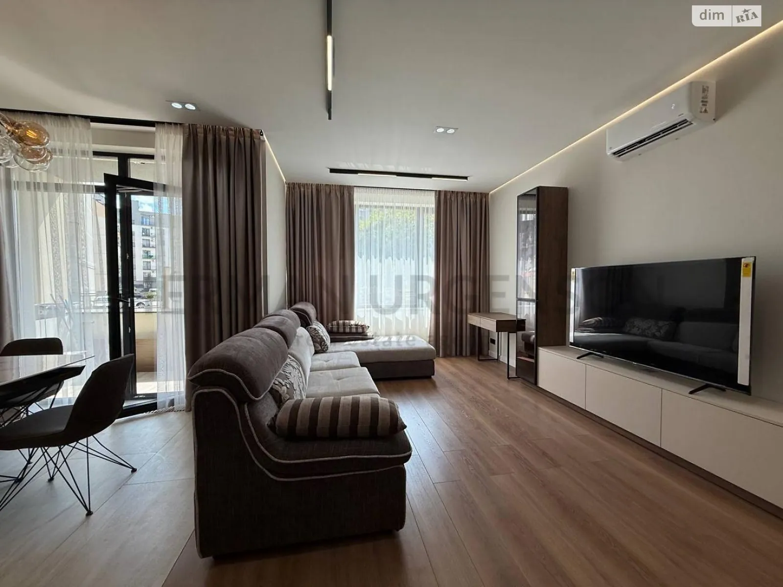 Продается 1-комнатная квартира 74 кв. м в Ужгороде, наб. Славянская, 25 - фото 1