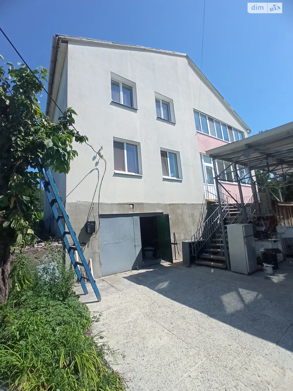 Продается дом на 3 этажа 200 кв. м с участком, цена: 110000 $ - фото 1