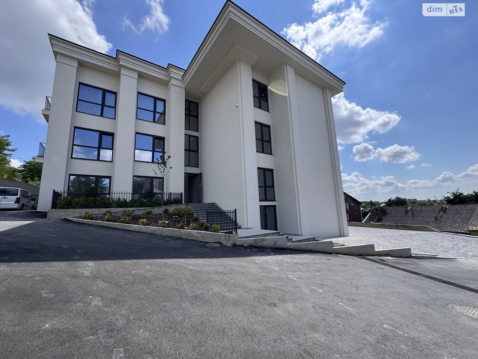 Продается 2-комнатная квартира 77 кв. м в Ужгороде, ул. Собранецкая, 86 - фото 1