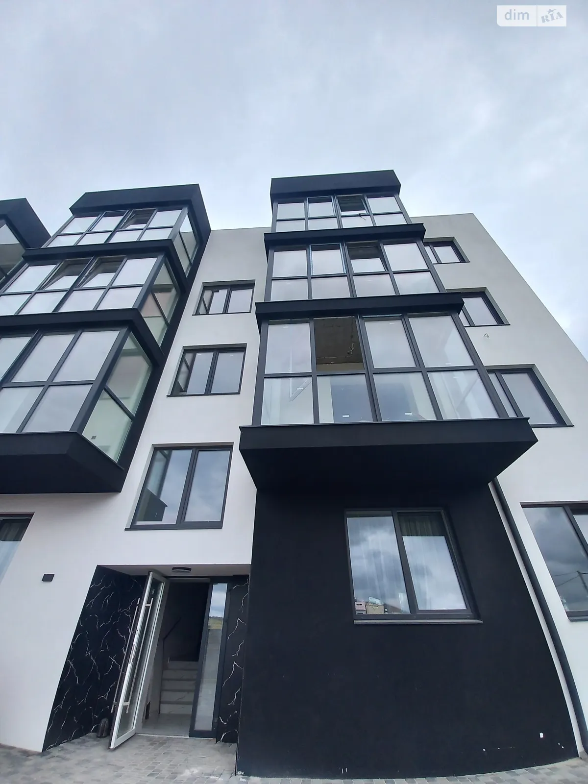 Продается 2-комнатная квартира 68 кв. м в Ровно, мас. Чаривный, 9 - фото 1